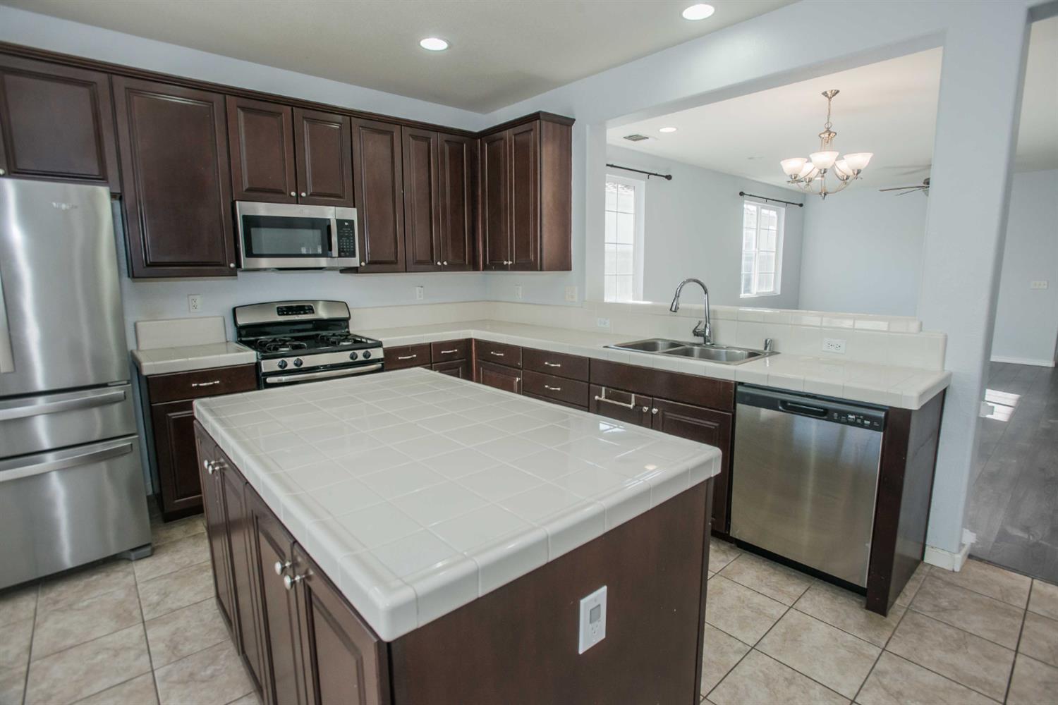 Detail Gallery Image 16 of 47 For 9916 Bluefin Way, Elk Grove,  CA 95757 - 4 Beds | 2 Baths