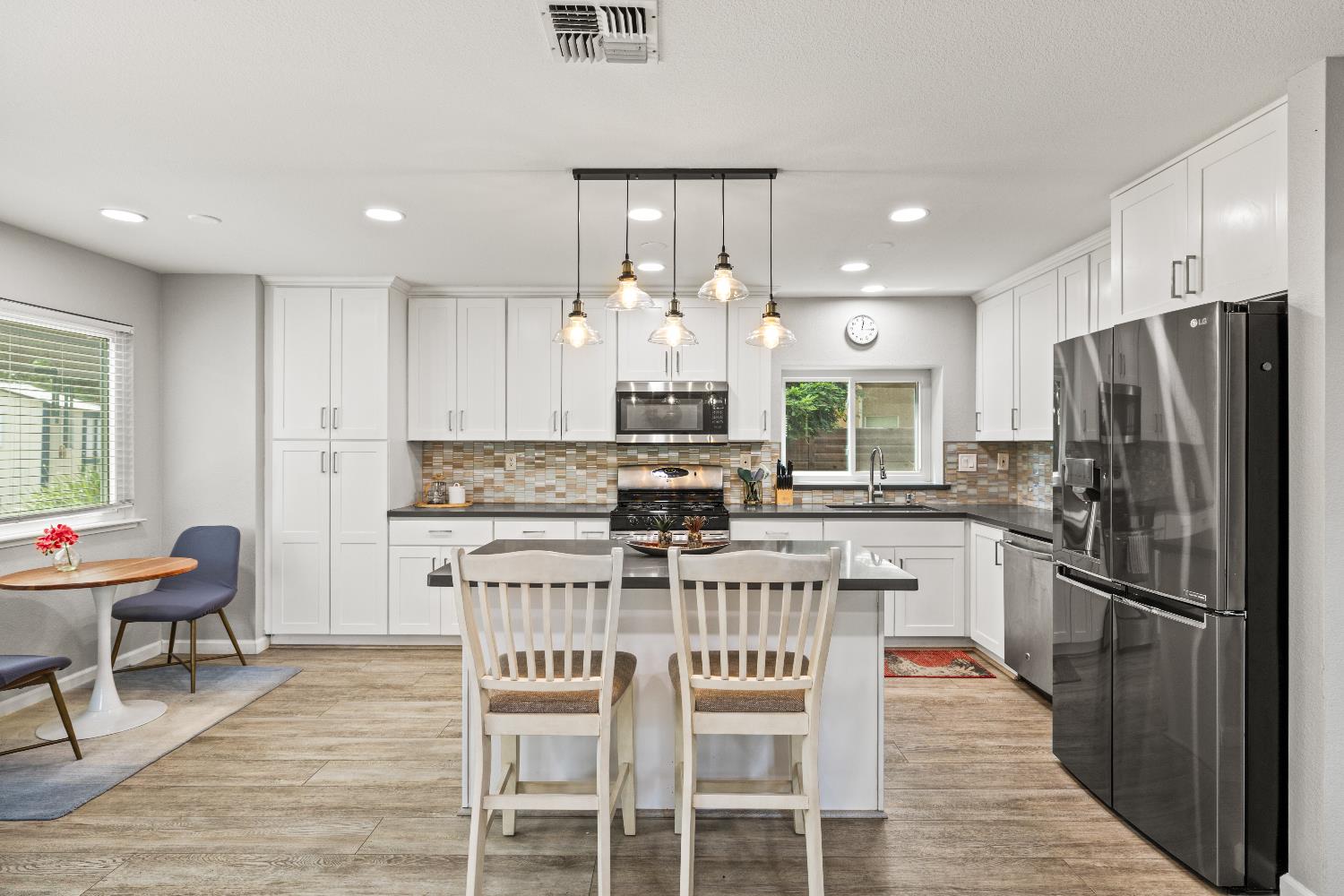 Detail Gallery Image 13 of 40 For 8932 Gemwood Way, Elk Grove,  CA 95758 - 3 Beds | 2/1 Baths