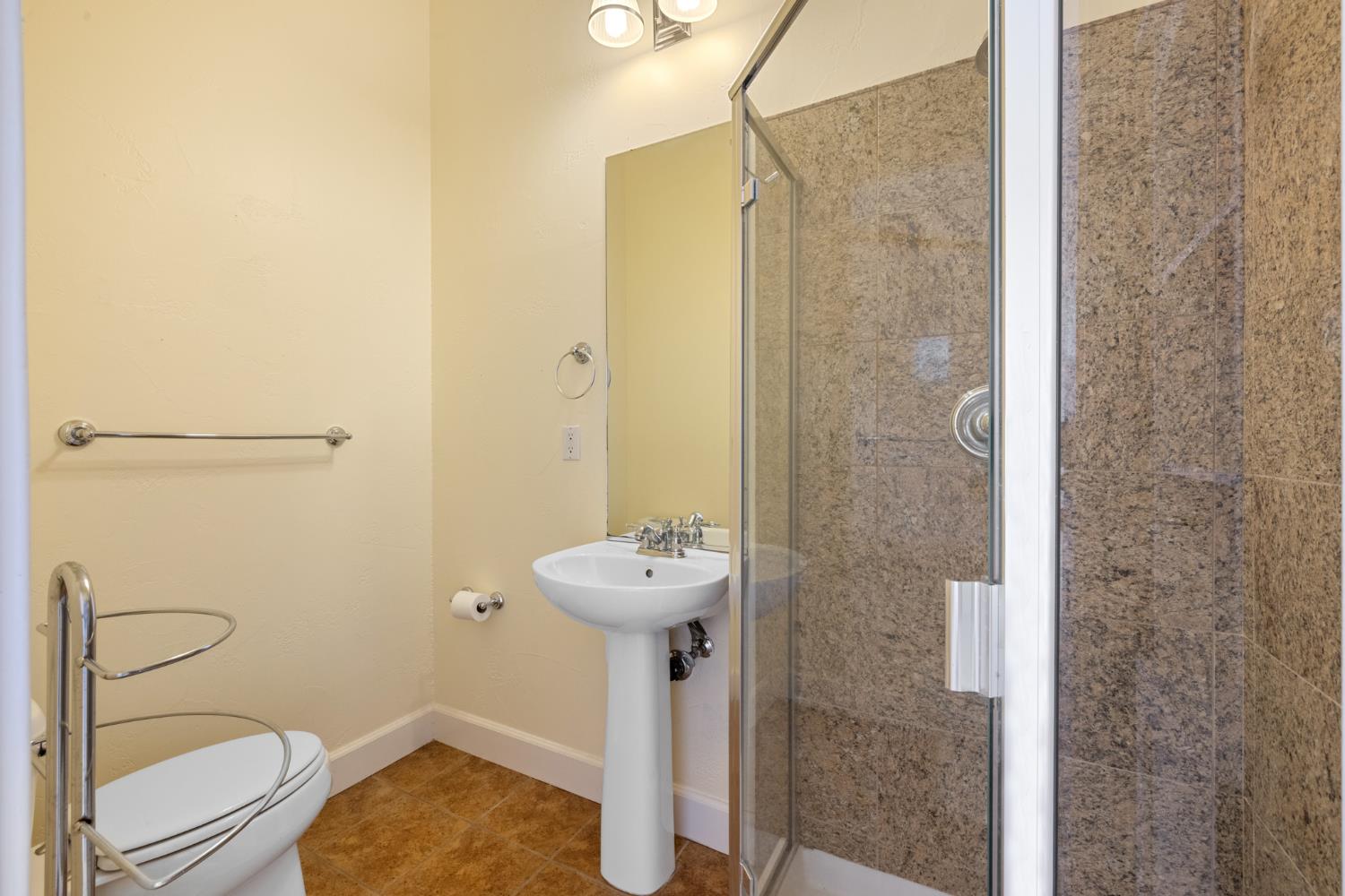 Detail Gallery Image 25 of 28 For 3501 Valley Oak Dr, Ceres,  CA 95307 - 4 Beds | 2/1 Baths
