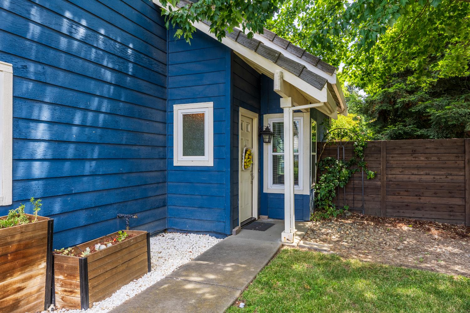 Detail Gallery Image 3 of 40 For 8932 Gemwood Way, Elk Grove,  CA 95758 - 3 Beds | 2/1 Baths