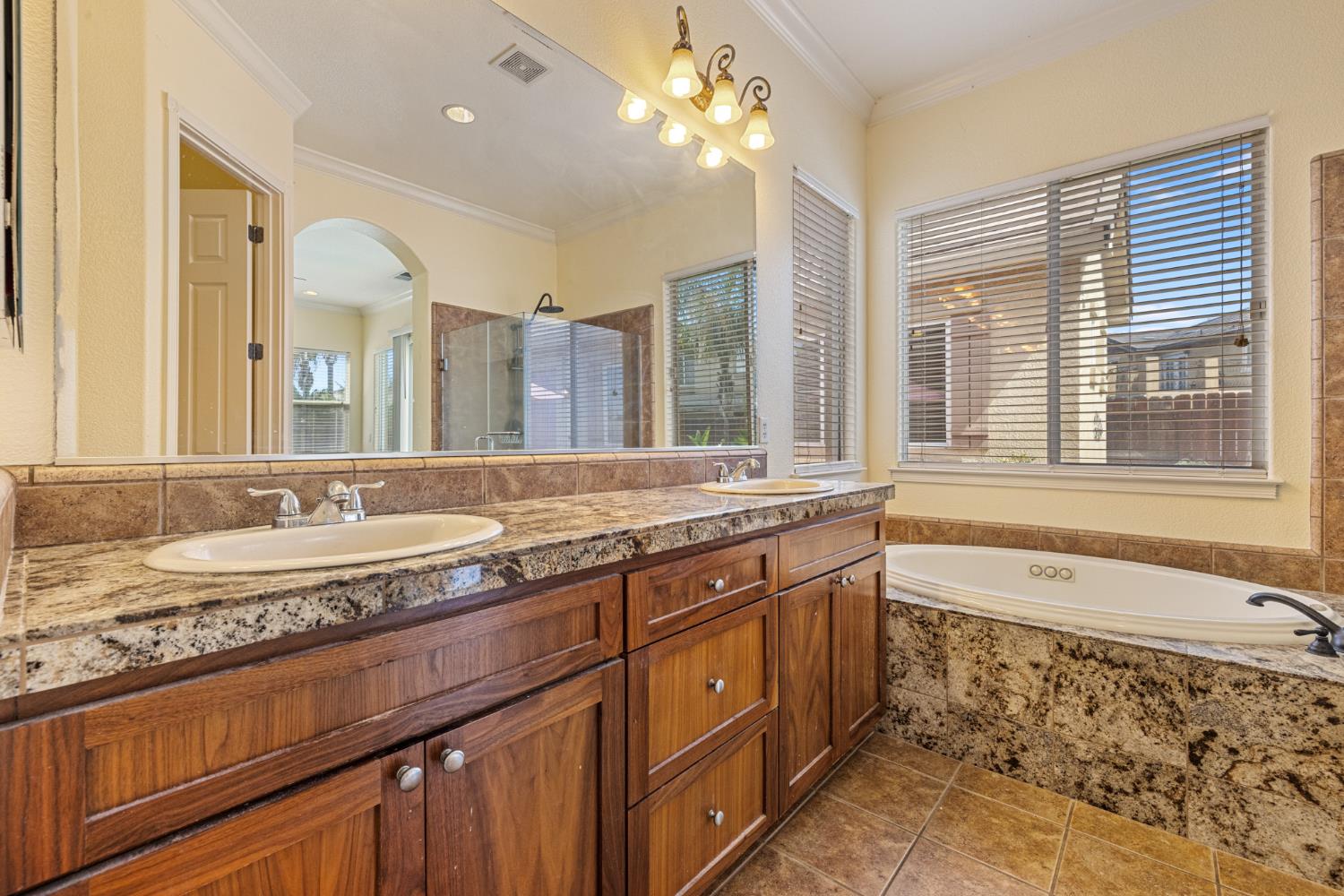 Detail Gallery Image 12 of 28 For 3501 Valley Oak Dr, Ceres,  CA 95307 - 4 Beds | 2/1 Baths