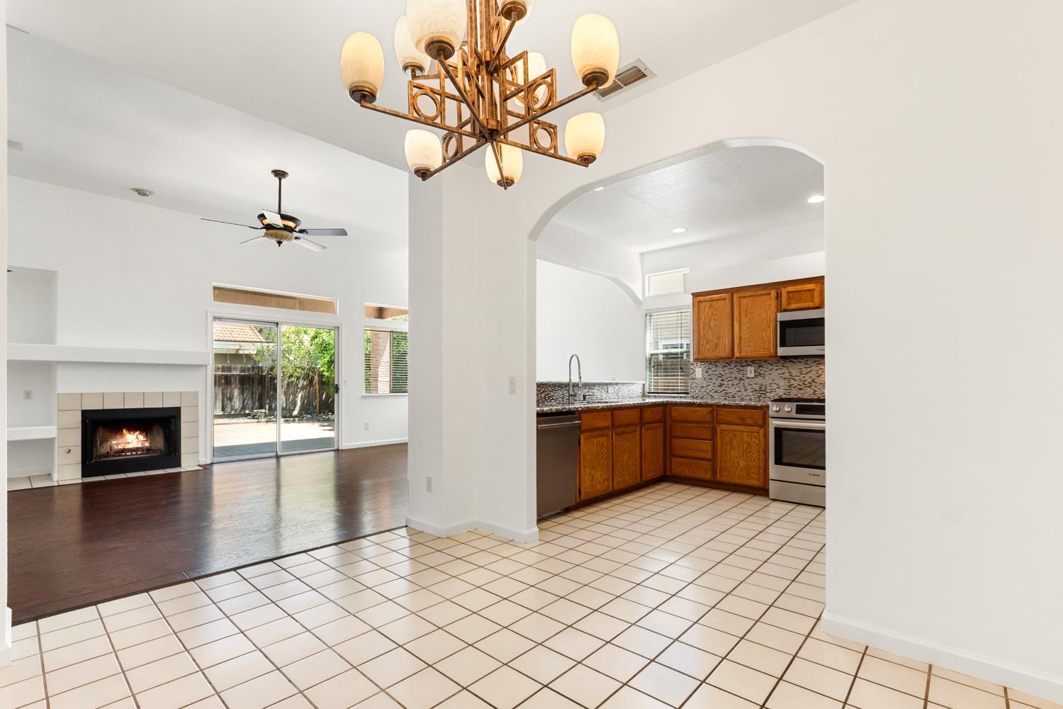Detail Gallery Image 8 of 28 For 1929 Providence Way, Lodi,  CA 95242 - 4 Beds | 2 Baths