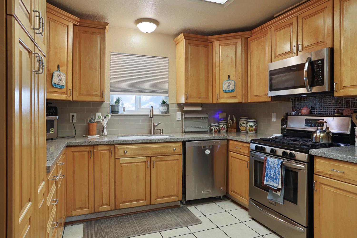 Detail Gallery Image 28 of 46 For 2700 Tassajara Dr, Modesto,  CA 95358 - 3 Beds | 2 Baths