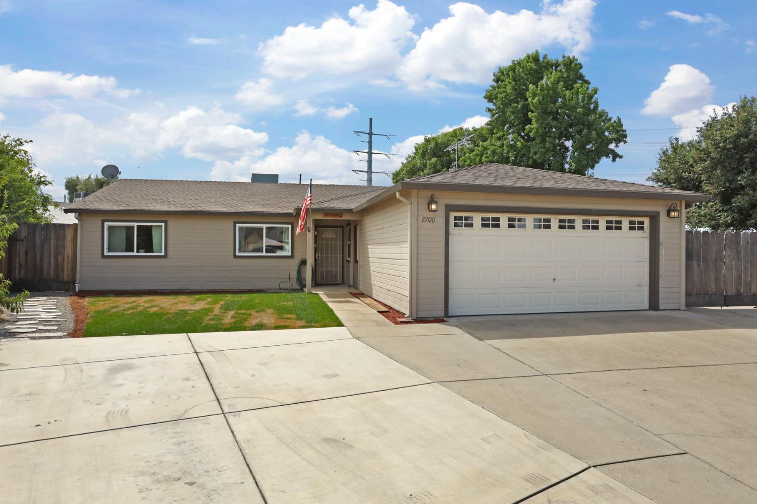 Detail Gallery Image 4 of 46 For 2700 Tassajara Dr, Modesto,  CA 95358 - 3 Beds | 2 Baths