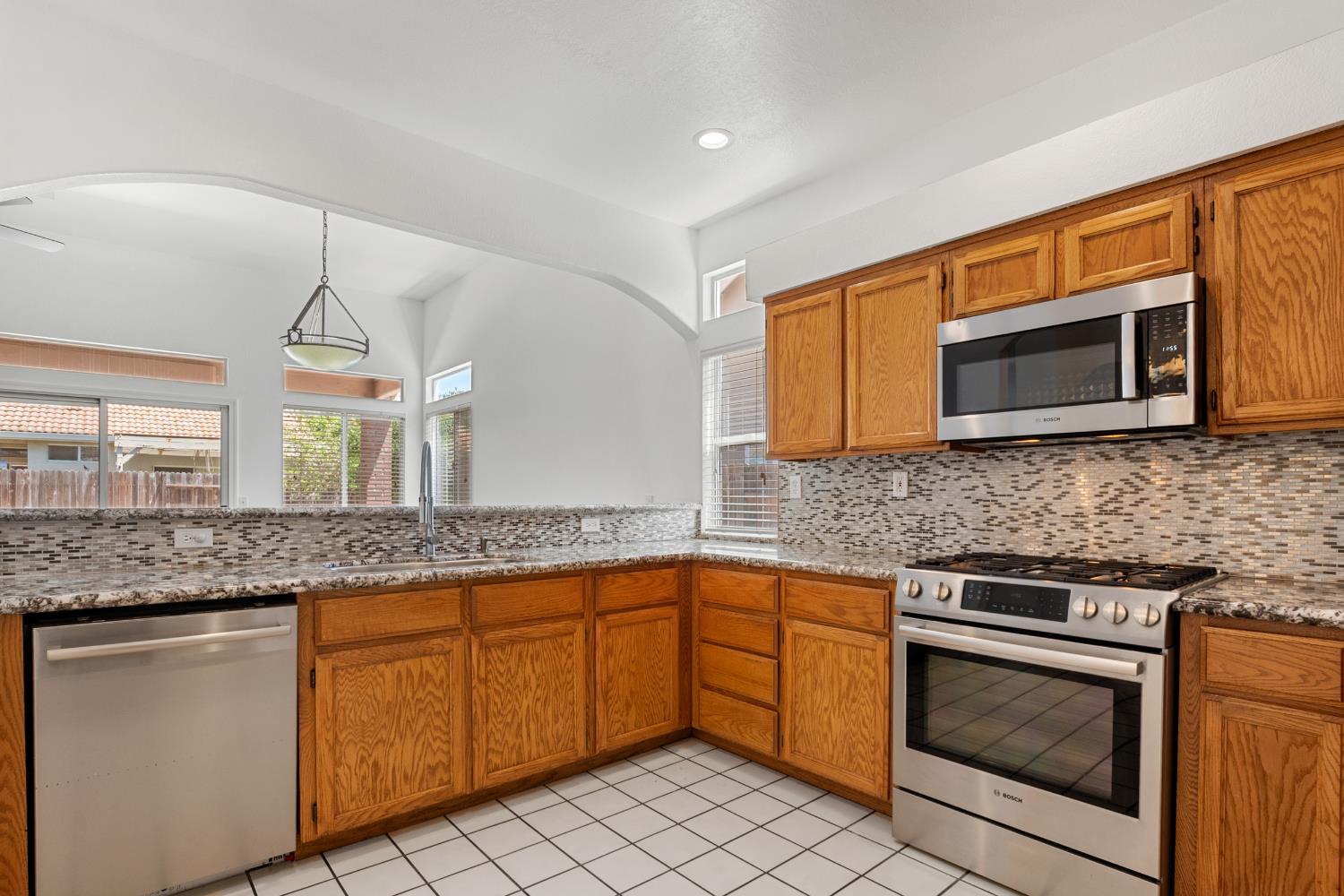 Detail Gallery Image 10 of 28 For 1929 Providence Way, Lodi,  CA 95242 - 4 Beds | 2 Baths