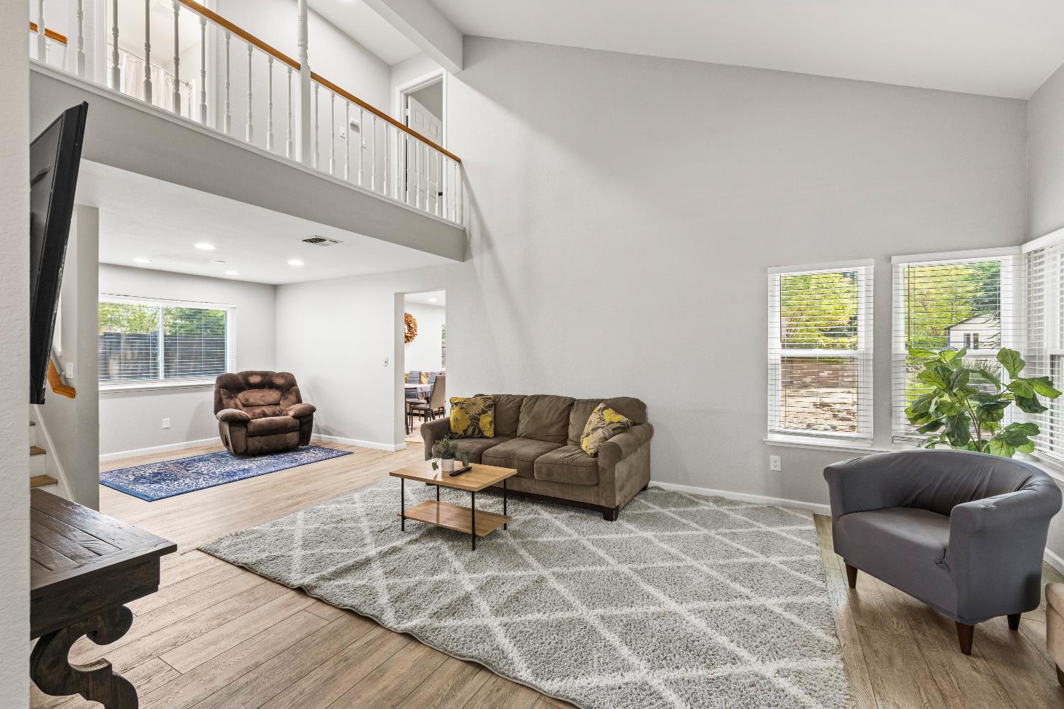 Detail Gallery Image 4 of 40 For 8932 Gemwood Way, Elk Grove,  CA 95758 - 3 Beds | 2/1 Baths