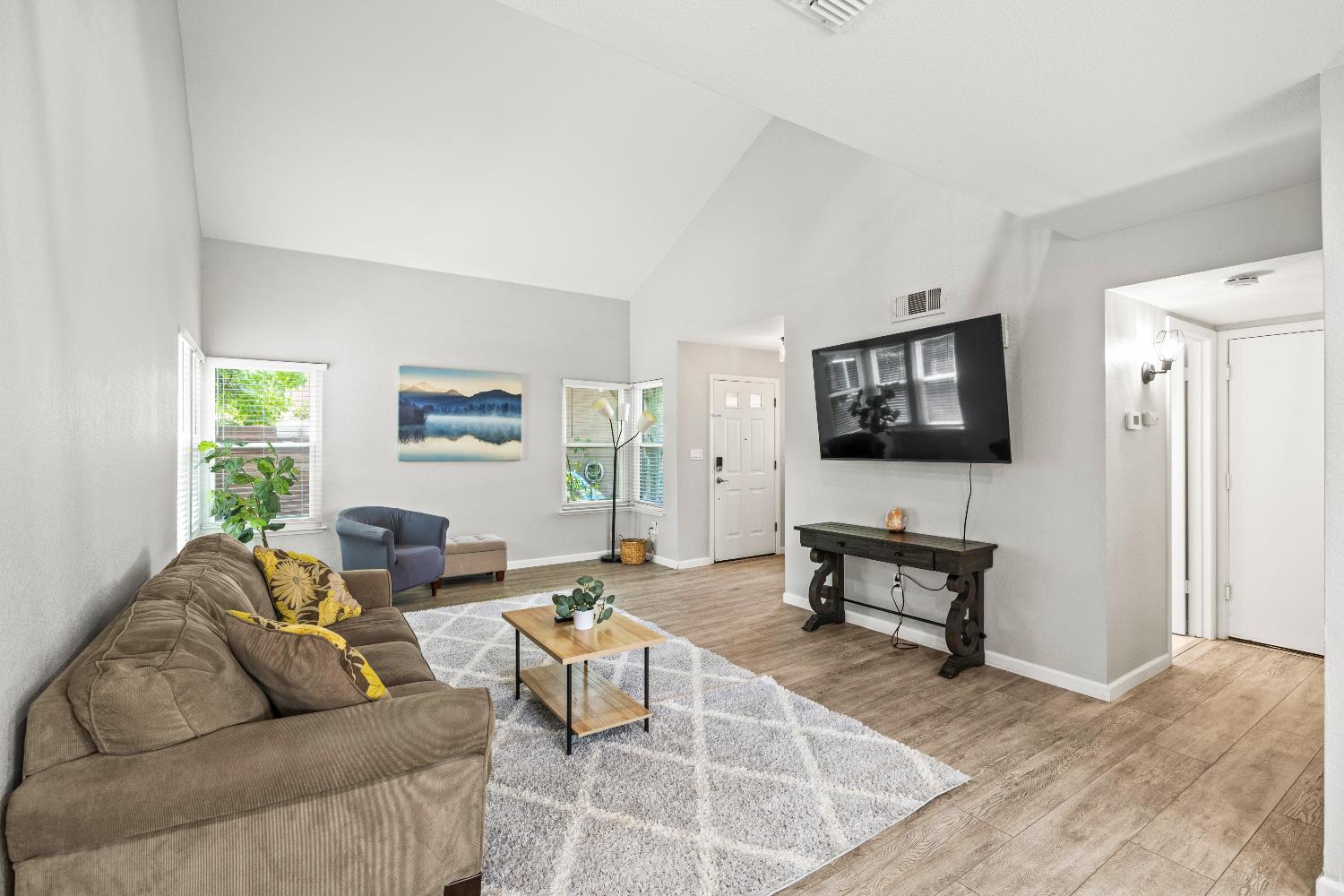 Detail Gallery Image 7 of 40 For 8932 Gemwood Way, Elk Grove,  CA 95758 - 3 Beds | 2/1 Baths