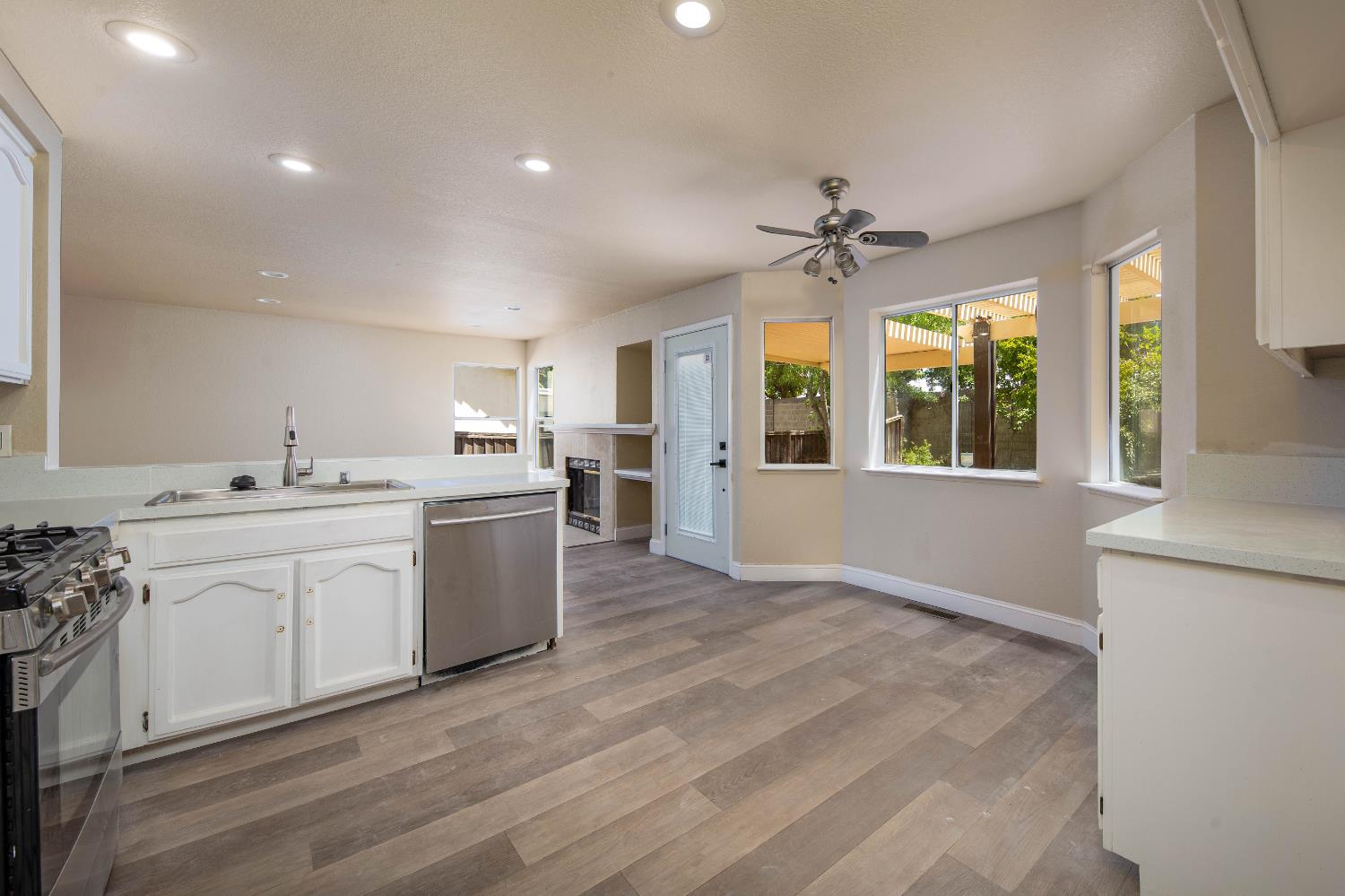 Detail Gallery Image 14 of 50 For 270 Camelot Dr, Tracy,  CA 95376 - 4 Beds | 3 Baths