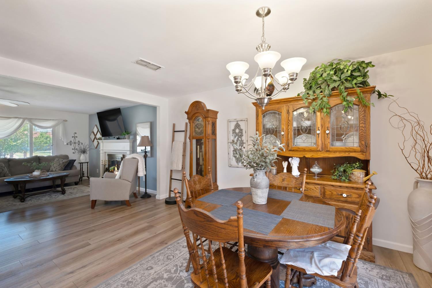Detail Gallery Image 15 of 36 For 4209 Jump Ct, Sacramento,  CA 95826 - 5 Beds | 3 Baths