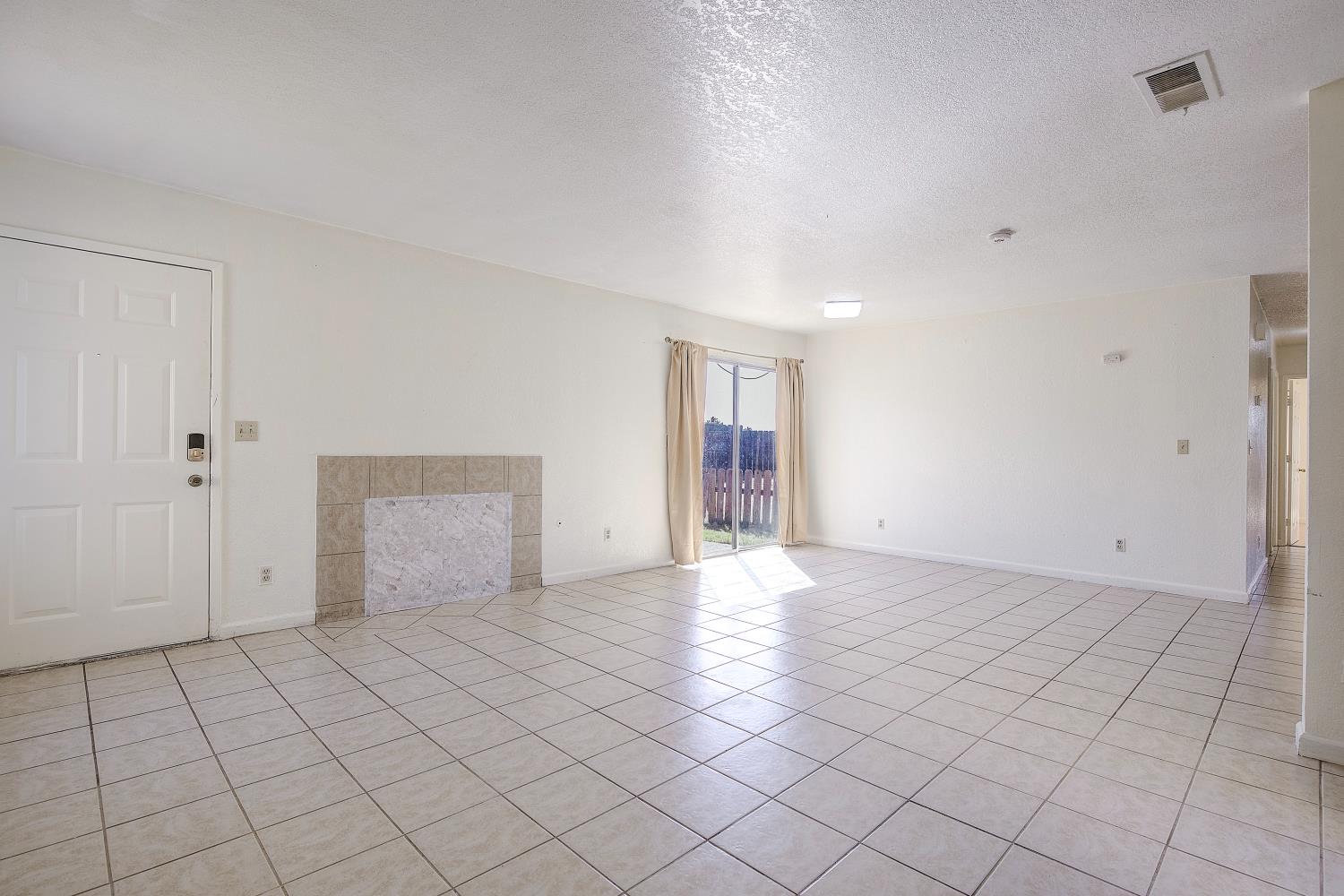 Detail Gallery Image 7 of 26 For 8916 Fox Creek Dr, Stockton,  CA 95210 - 3 Beds | 2 Baths