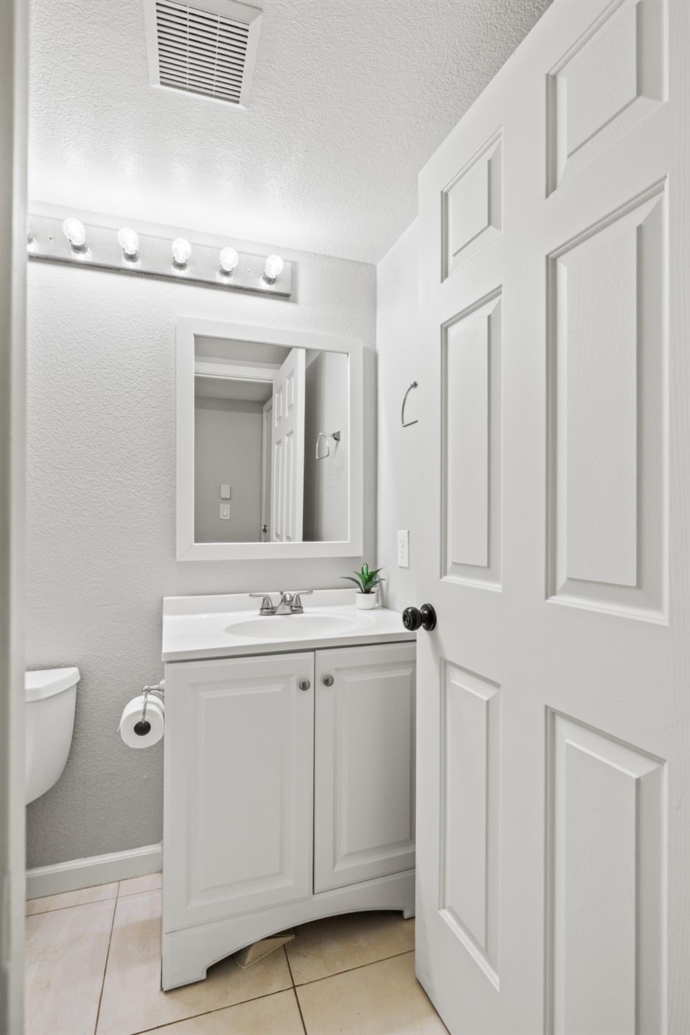 Detail Gallery Image 20 of 40 For 8932 Gemwood Way, Elk Grove,  CA 95758 - 3 Beds | 2/1 Baths