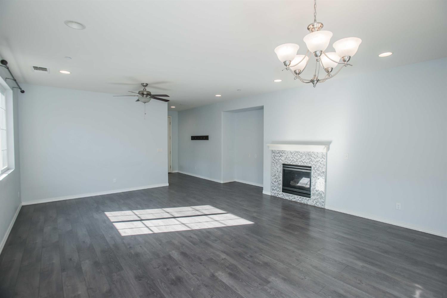 Detail Gallery Image 12 of 47 For 9916 Bluefin Way, Elk Grove,  CA 95757 - 4 Beds | 2 Baths
