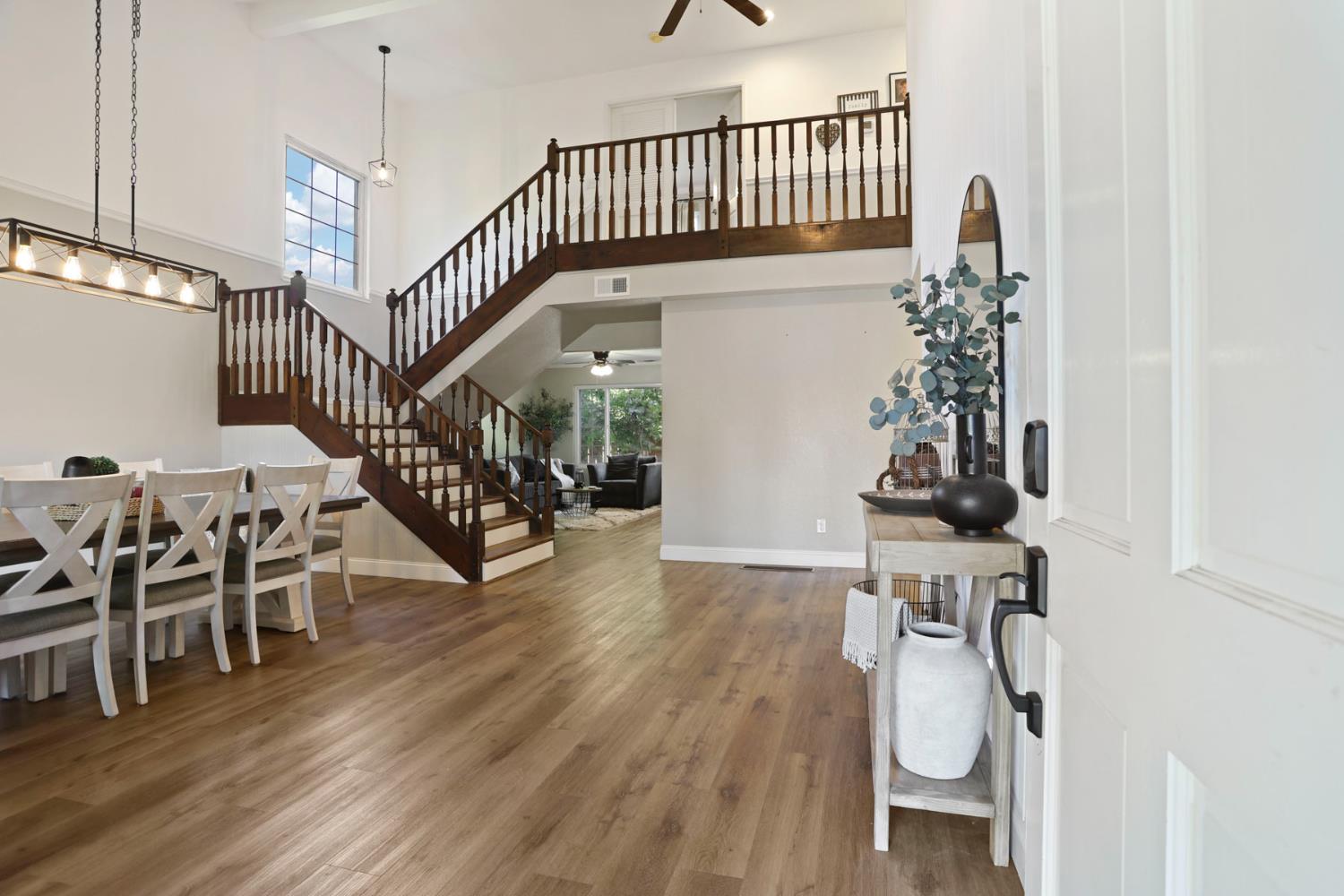 Detail Gallery Image 3 of 40 For 208 Palomar Dr, Lodi,  CA 95242 - 4 Beds | 3 Baths