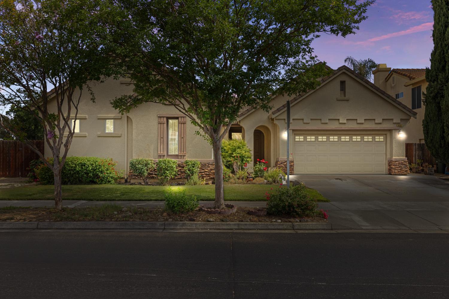 Detail Gallery Image 2 of 28 For 3501 Valley Oak Dr, Ceres,  CA 95307 - 4 Beds | 2/1 Baths