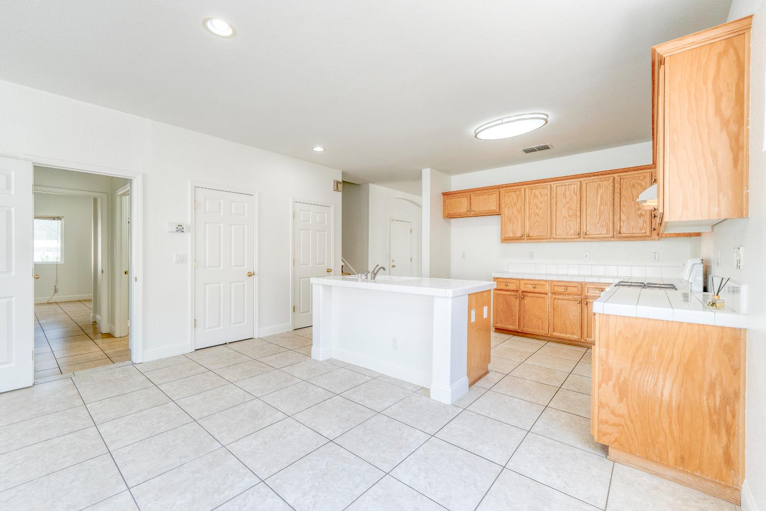 Detail Gallery Image 9 of 32 For 7953 Pearl Drop Ct, Antelope,  CA 95843 - 6 Beds | 3 Baths