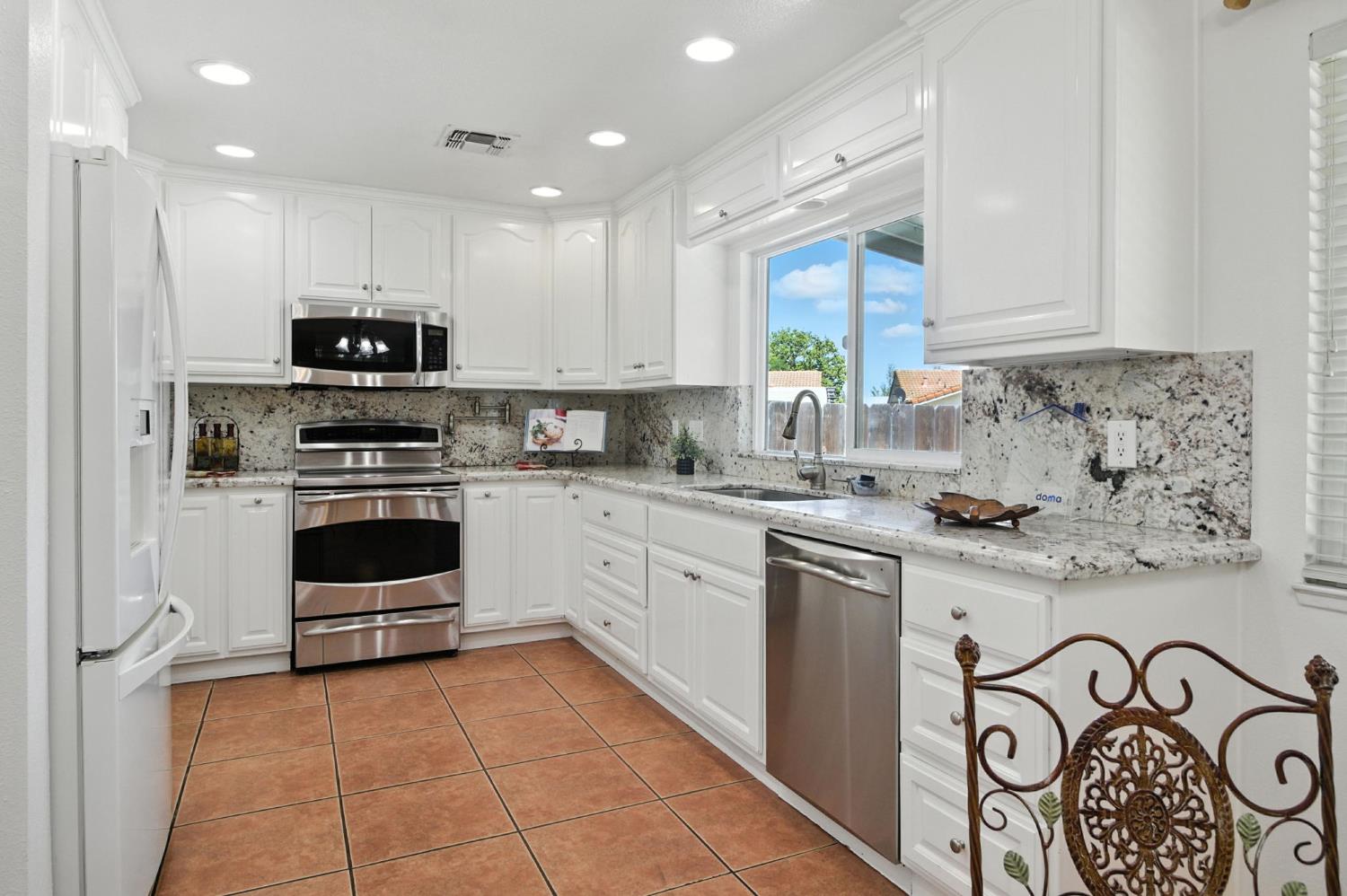 Detail Gallery Image 2 of 26 For 3400 Santos Ct, Turlock,  CA 95382 - 4 Beds | 2 Baths