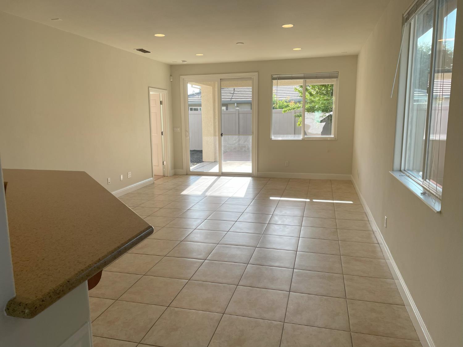 Detail Gallery Image 4 of 29 For 2367 Bellchase Ln, Manteca,  CA 95336 - 2 Beds | 2 Baths