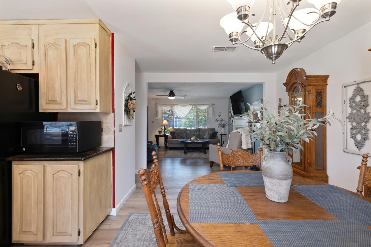 Detail Gallery Image 11 of 36 For 4209 Jump Ct, Sacramento,  CA 95826 - 5 Beds | 3 Baths