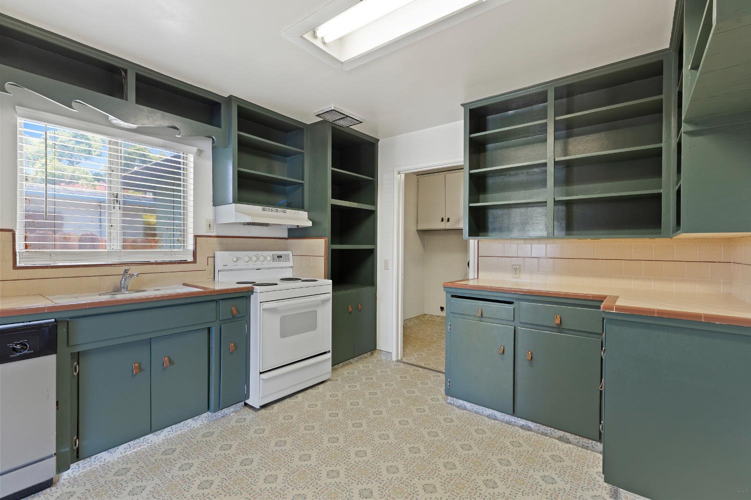 Detail Gallery Image 6 of 29 For 400 W G St, Oakdale,  CA 95361 - 3 Beds | 1 Baths