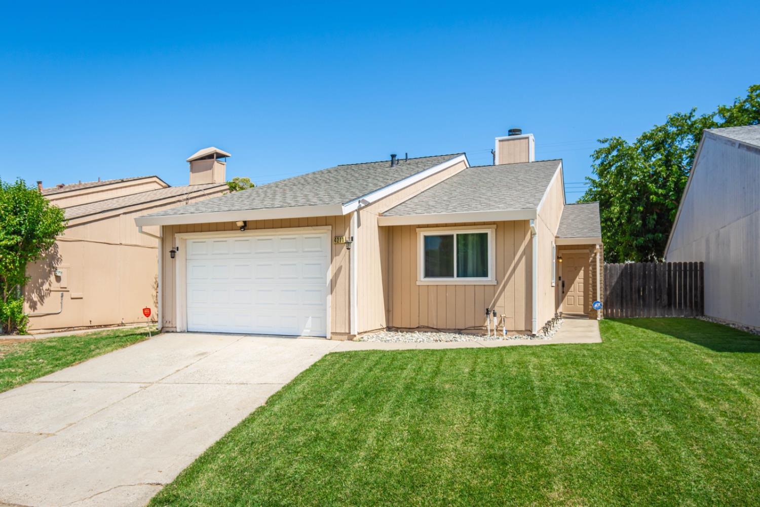 Detail Gallery Image 1 of 23 For 4211 Oberon Ave, North Highlands,  CA 95660 - 3 Beds | 2 Baths