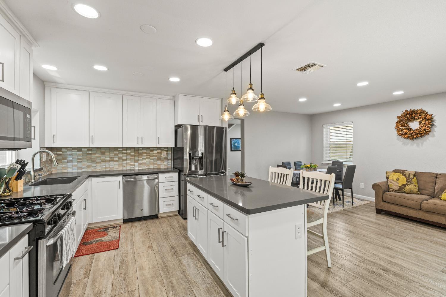 Detail Gallery Image 16 of 40 For 8932 Gemwood Way, Elk Grove,  CA 95758 - 3 Beds | 2/1 Baths