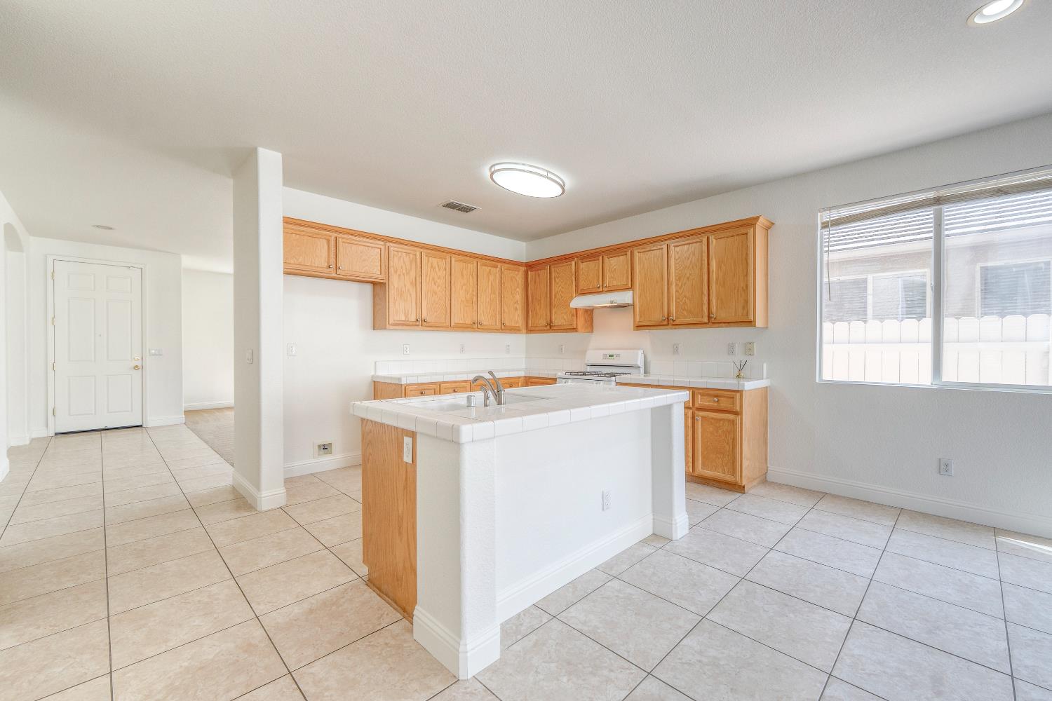 Detail Gallery Image 6 of 32 For 7953 Pearl Drop Ct, Antelope,  CA 95843 - 6 Beds | 3 Baths