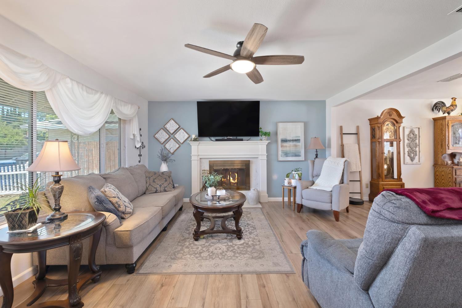 Detail Gallery Image 5 of 36 For 4209 Jump Ct, Sacramento,  CA 95826 - 5 Beds | 3 Baths