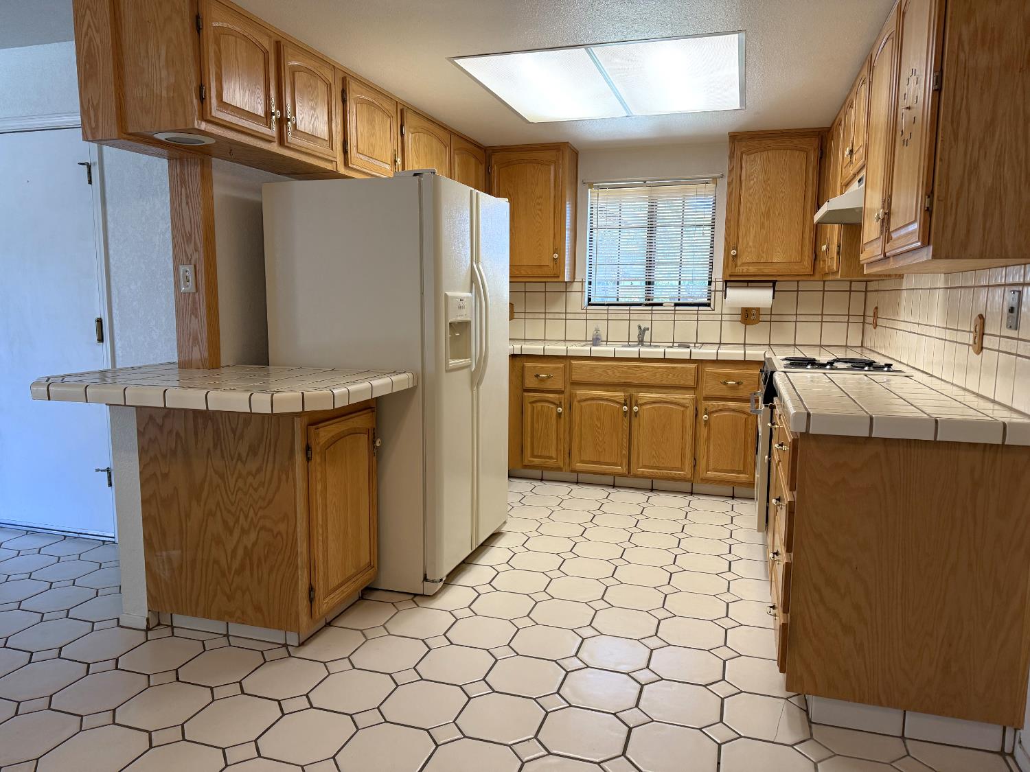 Detail Gallery Image 6 of 20 For 1517 Burgundy, Lodi,  CA 95242 - 3 Beds | 2 Baths