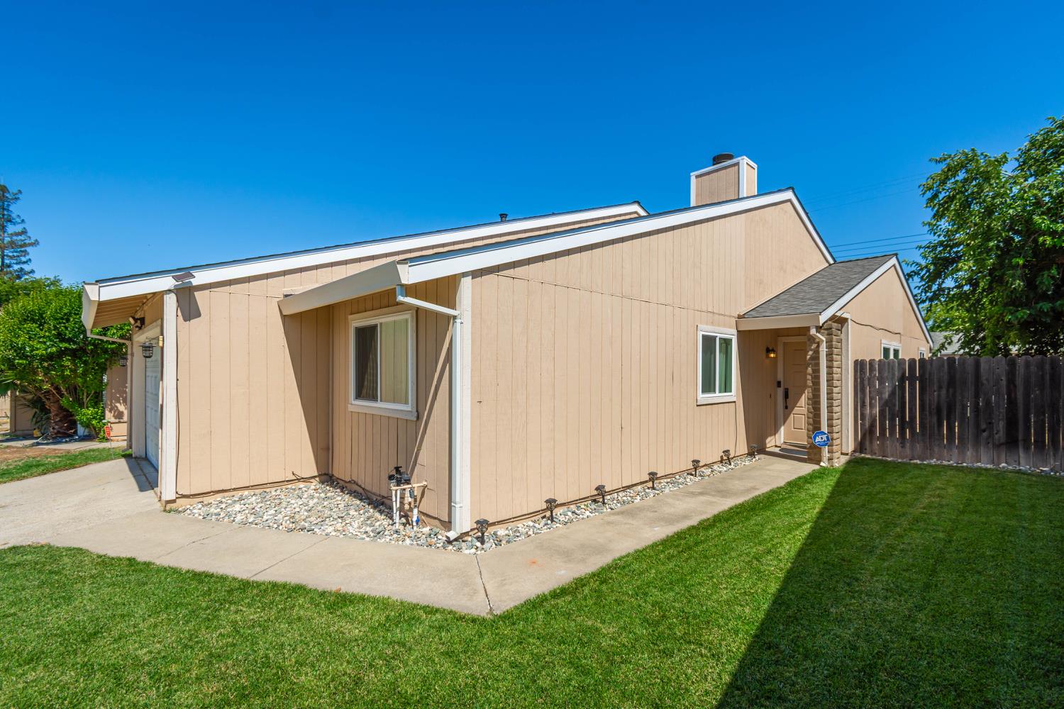 Detail Gallery Image 3 of 23 For 4211 Oberon Ave, North Highlands,  CA 95660 - 3 Beds | 2 Baths
