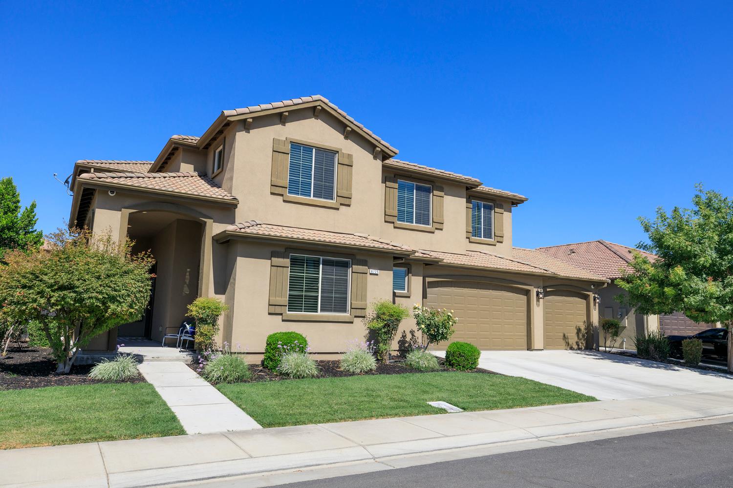 Detail Gallery Image 2 of 48 For 8725 Venetian Ter, Hilmar,  CA 95324 - 5 Beds | 3 Baths