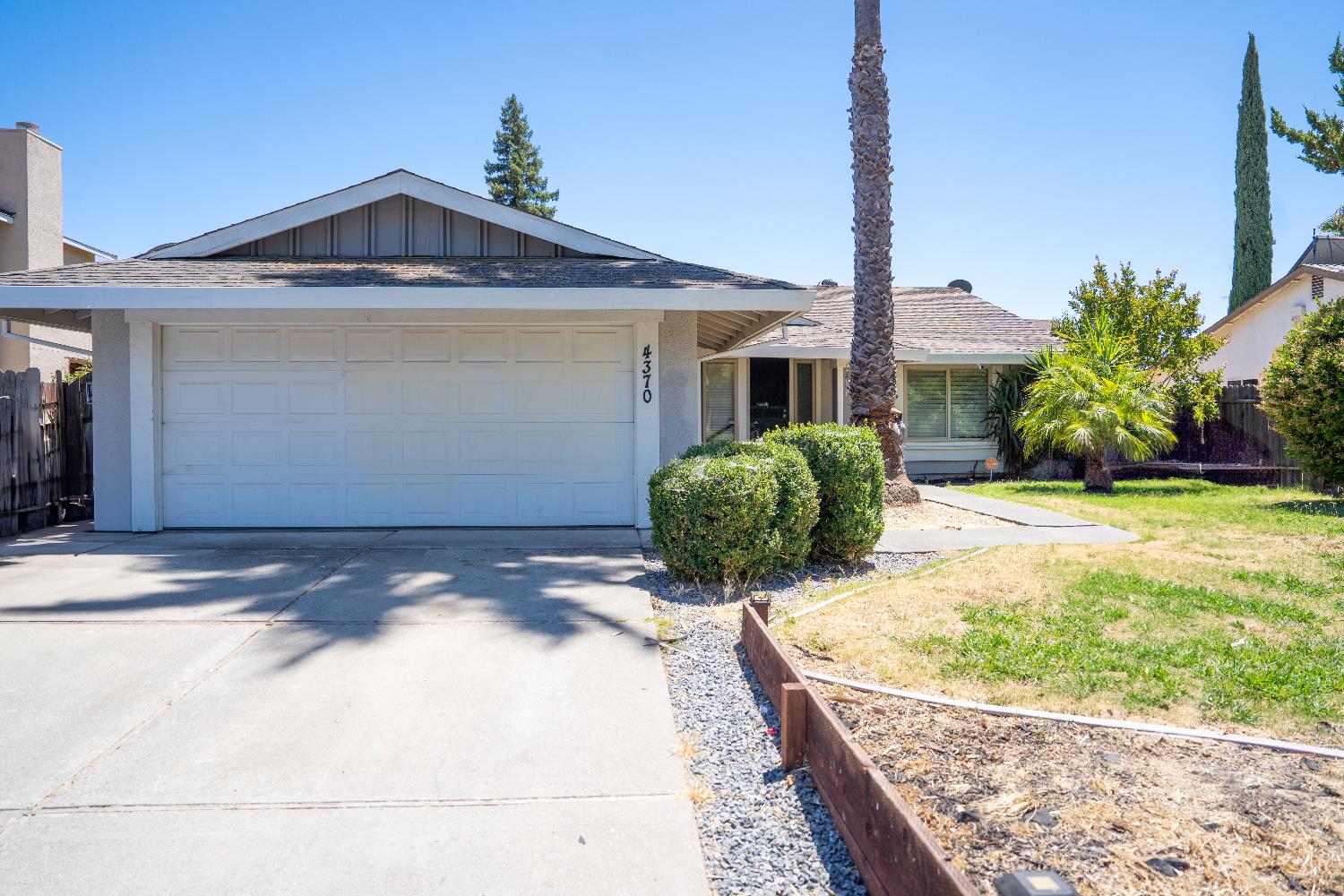 Detail Gallery Image 1 of 46 For 4370 Armadale Way, Sacramento,  CA 95823 - 3 Beds | 2 Baths