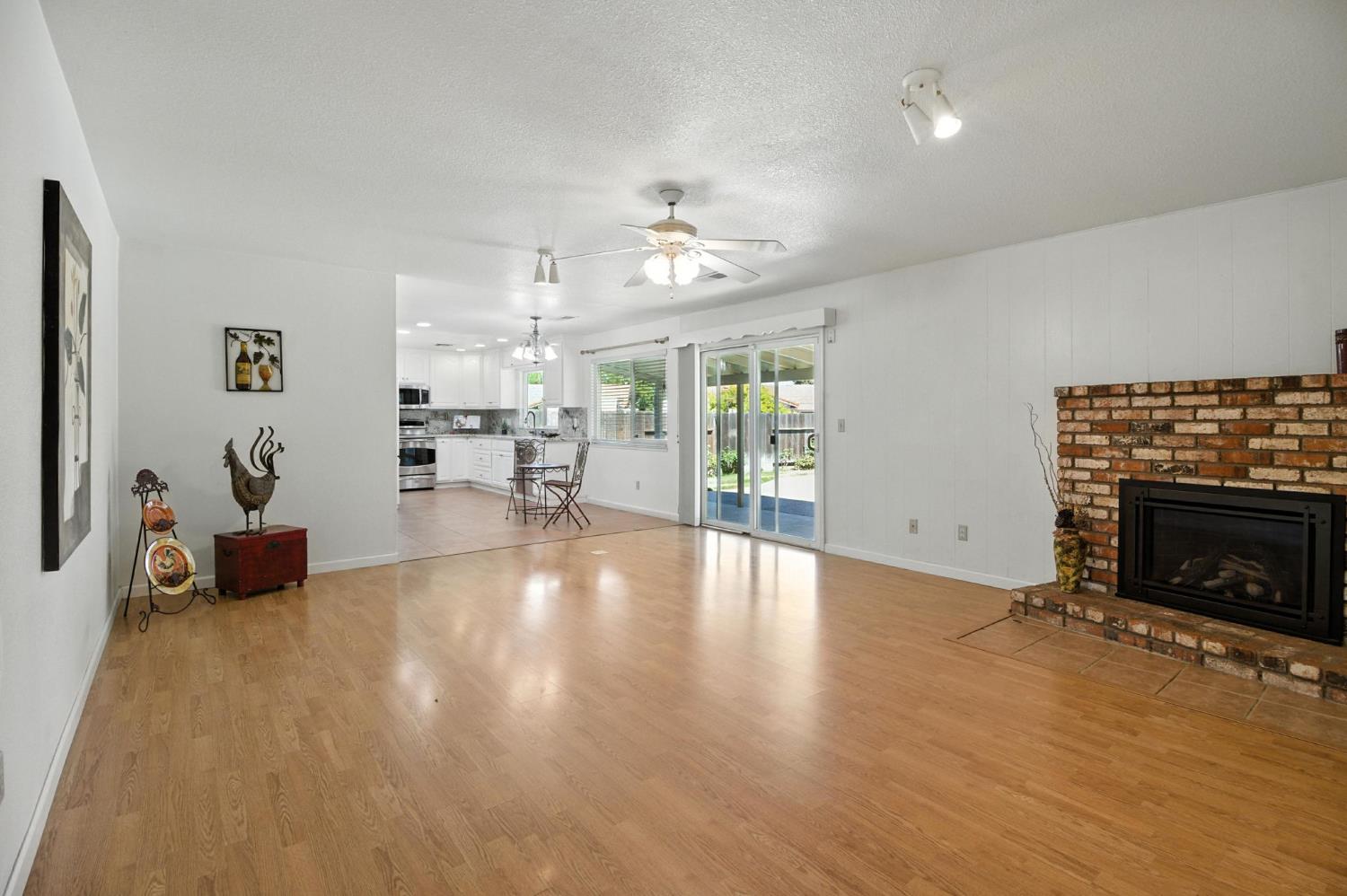 Detail Gallery Image 4 of 26 For 3400 Santos Ct, Turlock,  CA 95382 - 4 Beds | 2 Baths