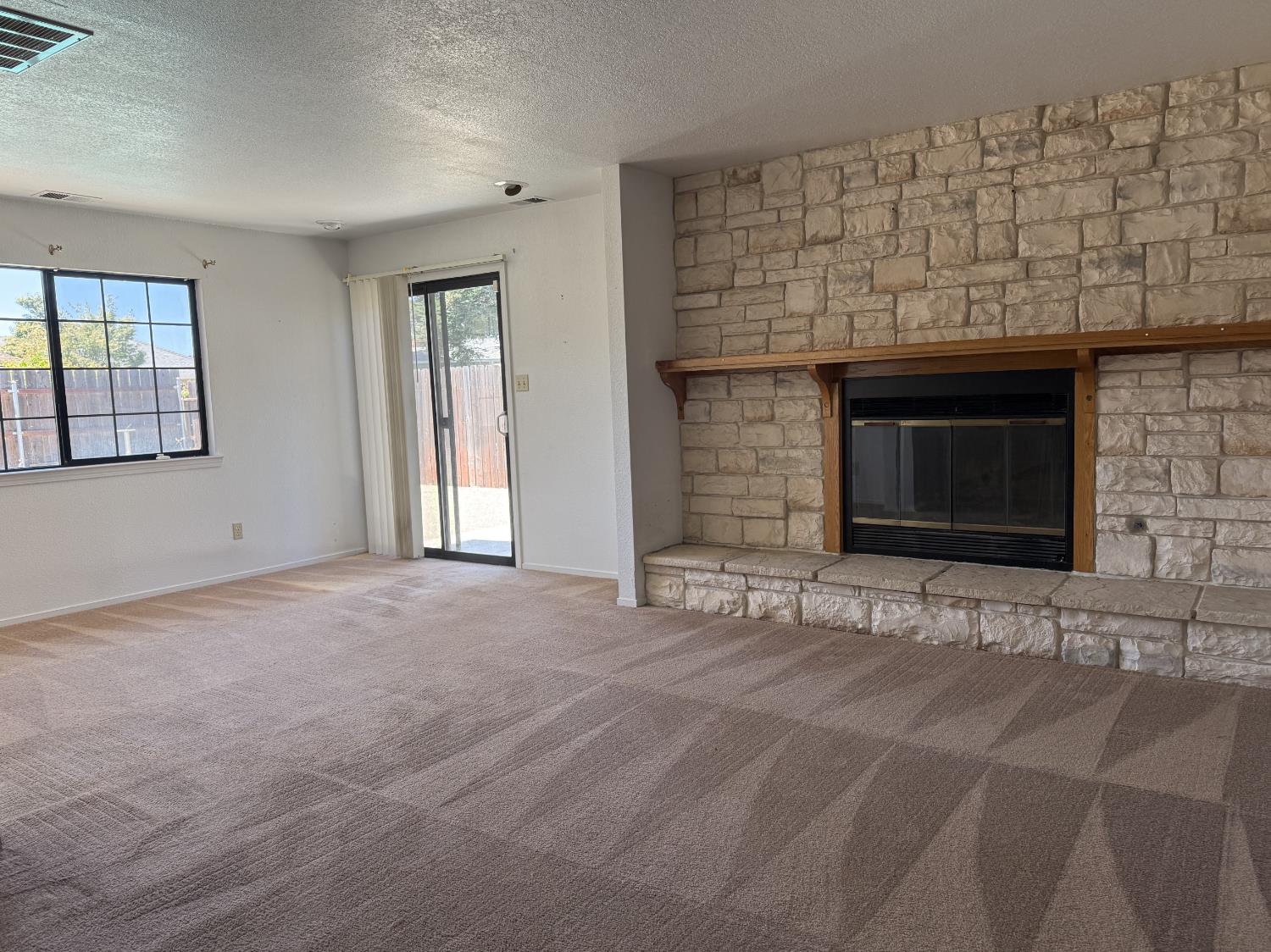 Detail Gallery Image 4 of 20 For 1517 Burgundy, Lodi,  CA 95242 - 3 Beds | 2 Baths
