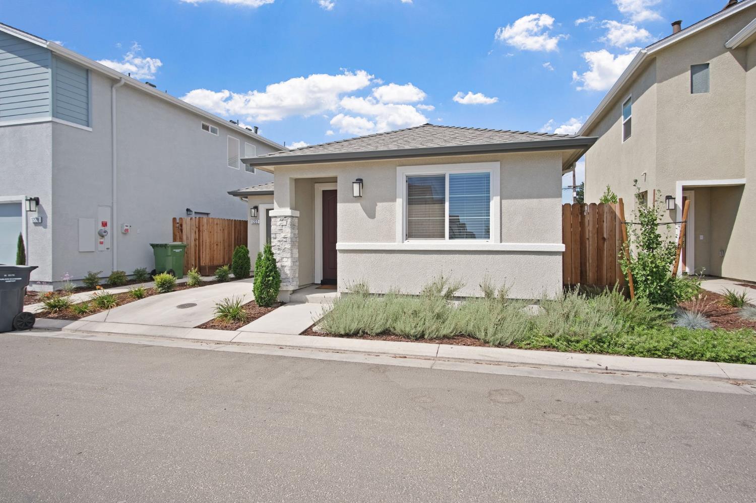 Detail Gallery Image 2 of 23 For 1222 Impression St, Turlock,  CA 95380 - 2 Beds | 2 Baths