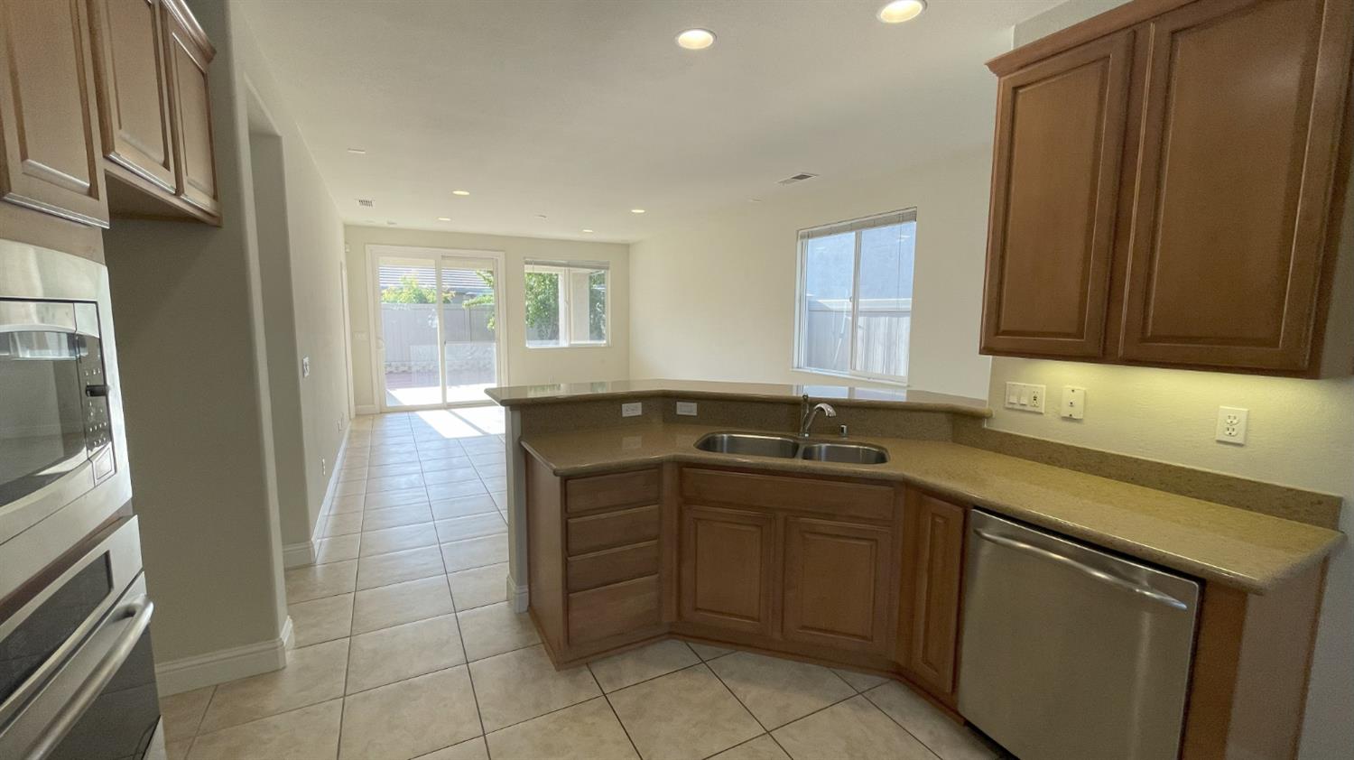 Detail Gallery Image 8 of 29 For 2367 Bellchase Ln, Manteca,  CA 95336 - 2 Beds | 2 Baths