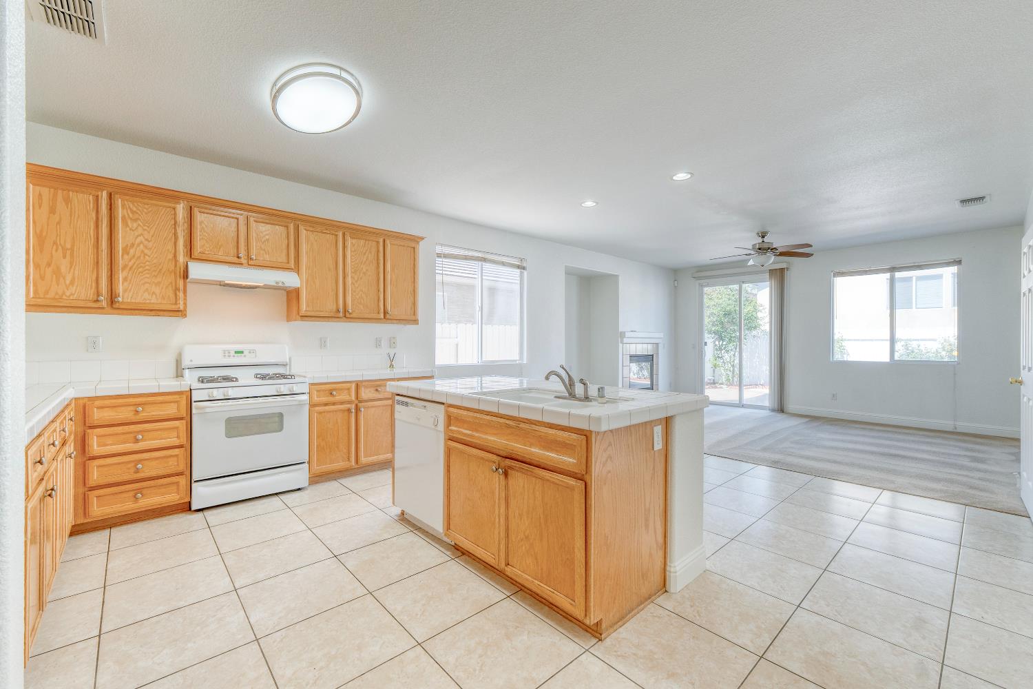 Detail Gallery Image 8 of 32 For 7953 Pearl Drop Ct, Antelope,  CA 95843 - 6 Beds | 3 Baths