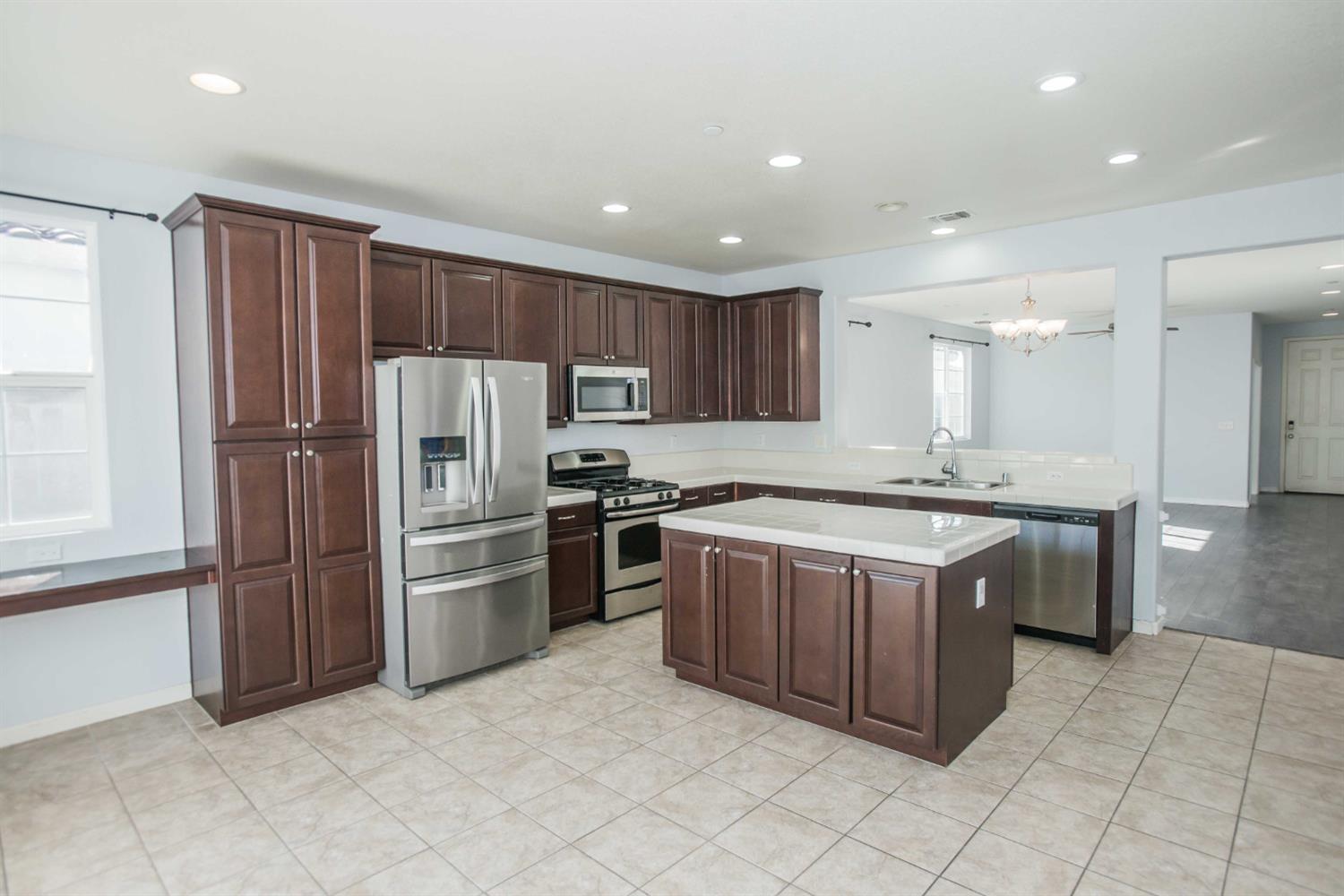 Detail Gallery Image 17 of 47 For 9916 Bluefin Way, Elk Grove,  CA 95757 - 4 Beds | 2 Baths