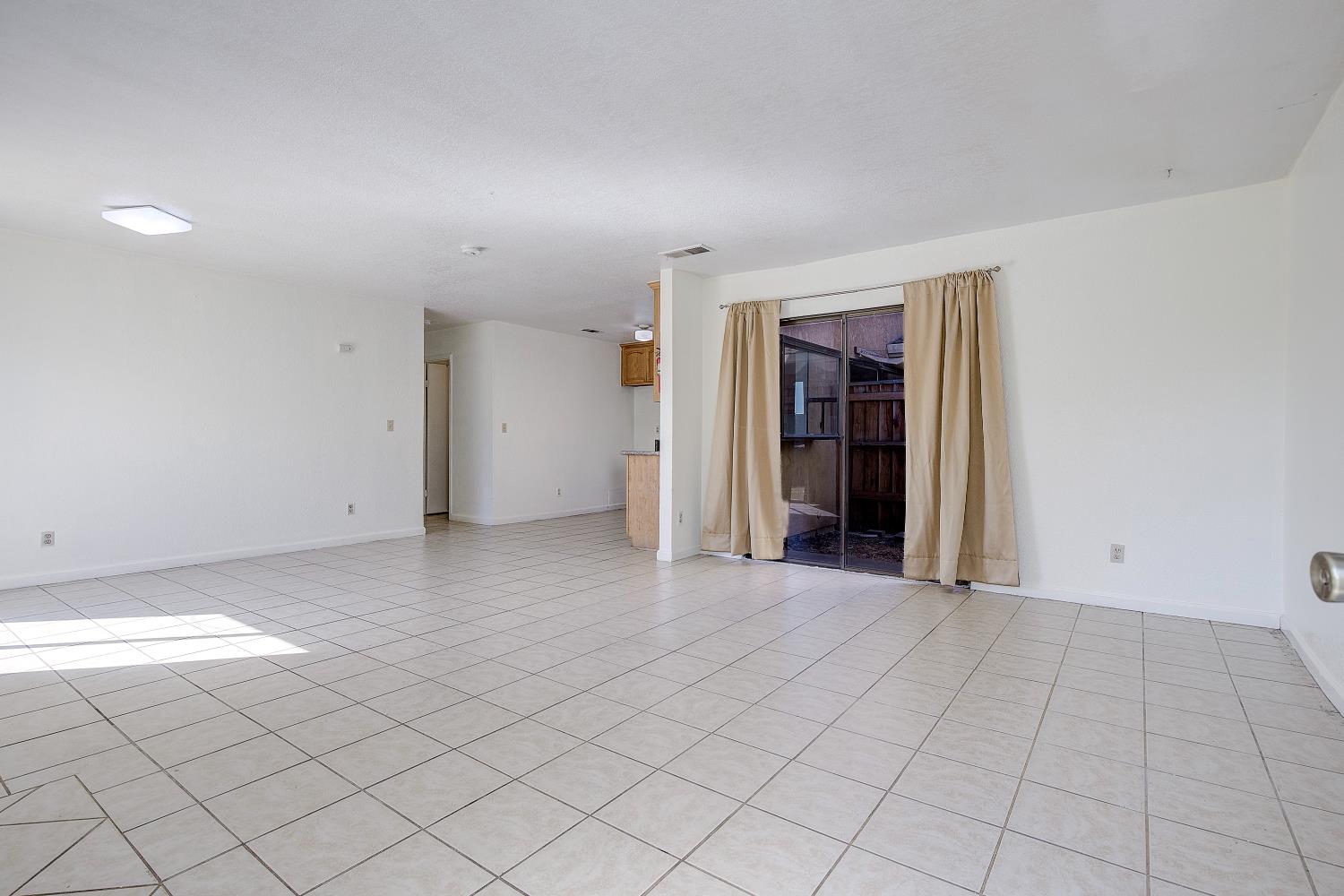 Detail Gallery Image 5 of 26 For 8916 Fox Creek Dr, Stockton,  CA 95210 - 3 Beds | 2 Baths