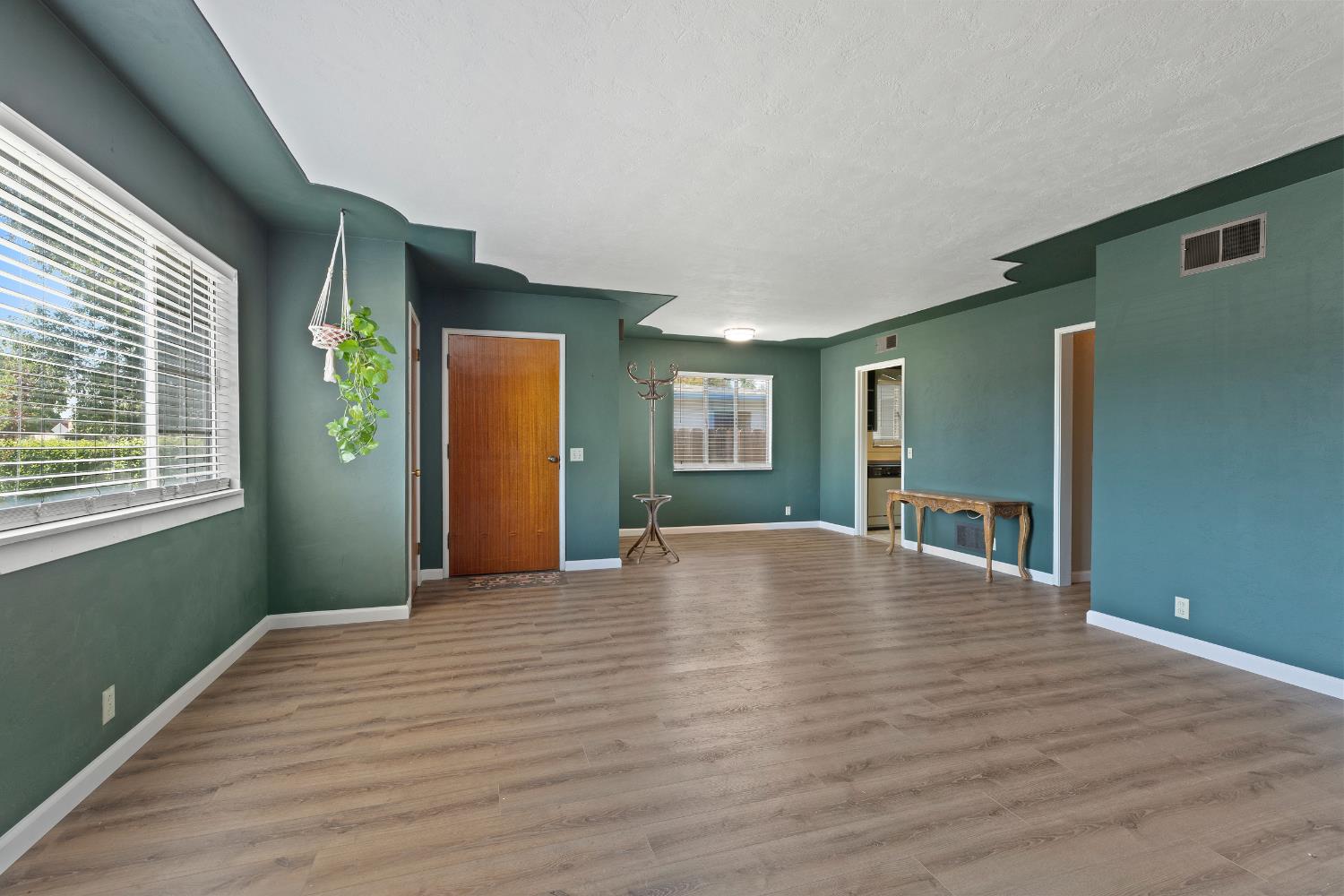 Detail Gallery Image 4 of 29 For 400 W G St, Oakdale,  CA 95361 - 3 Beds | 1 Baths