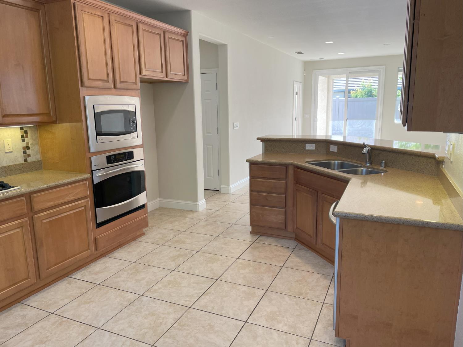 Detail Gallery Image 6 of 29 For 2367 Bellchase Ln, Manteca,  CA 95336 - 2 Beds | 2 Baths