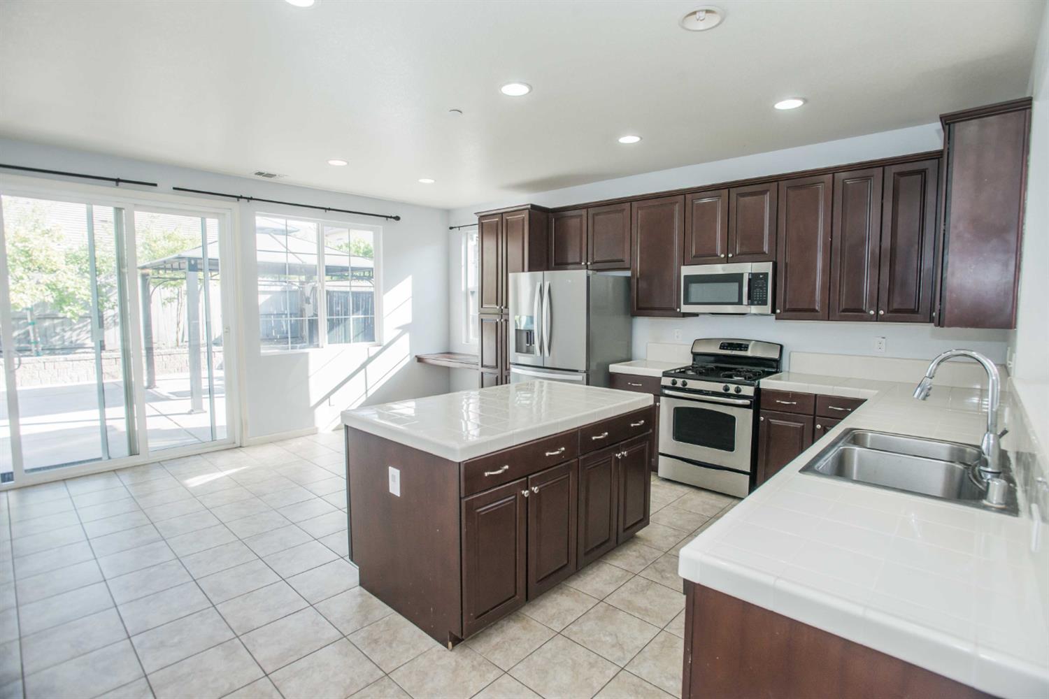 Detail Gallery Image 14 of 47 For 9916 Bluefin Way, Elk Grove,  CA 95757 - 4 Beds | 2 Baths