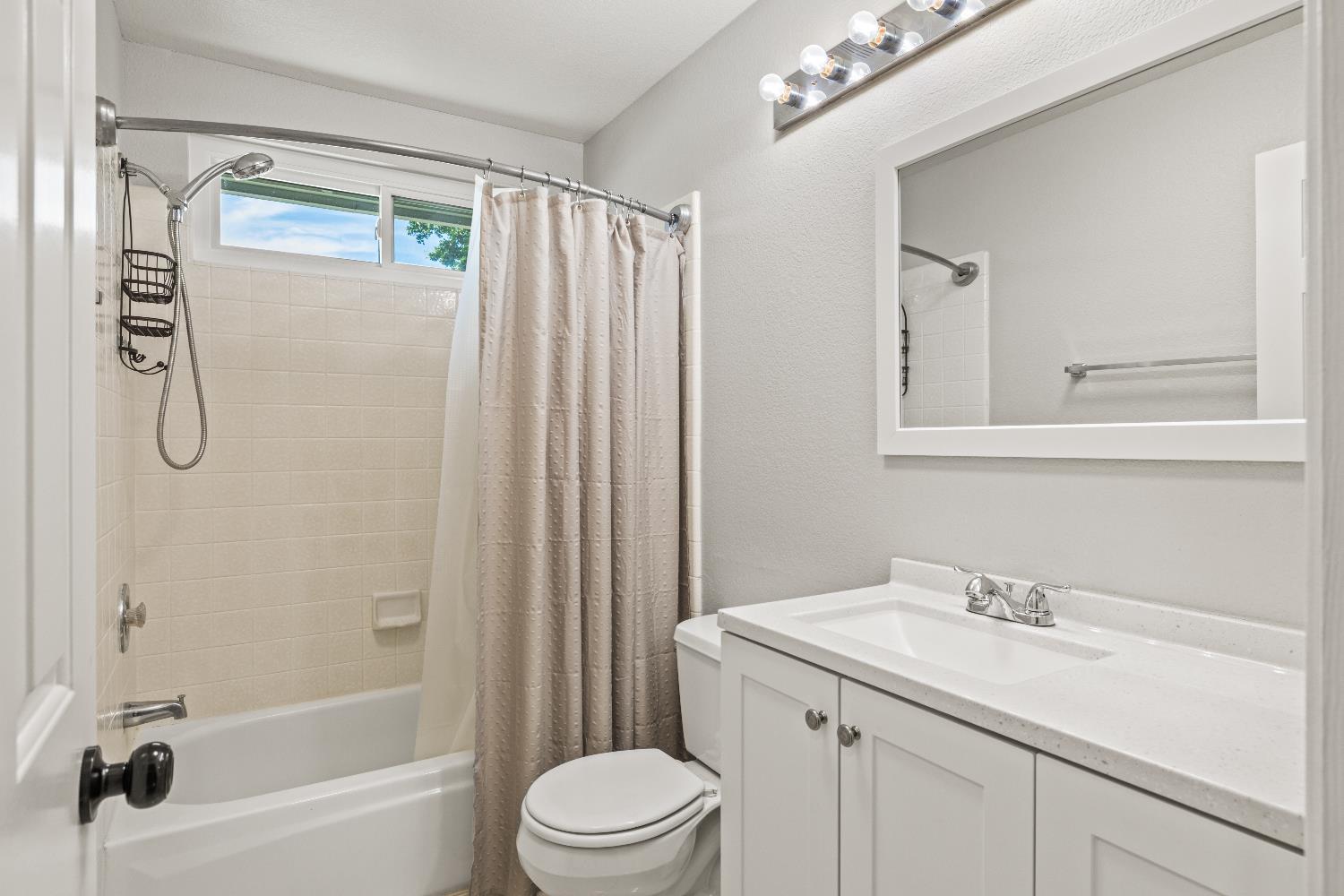 Detail Gallery Image 34 of 40 For 8932 Gemwood Way, Elk Grove,  CA 95758 - 3 Beds | 2/1 Baths