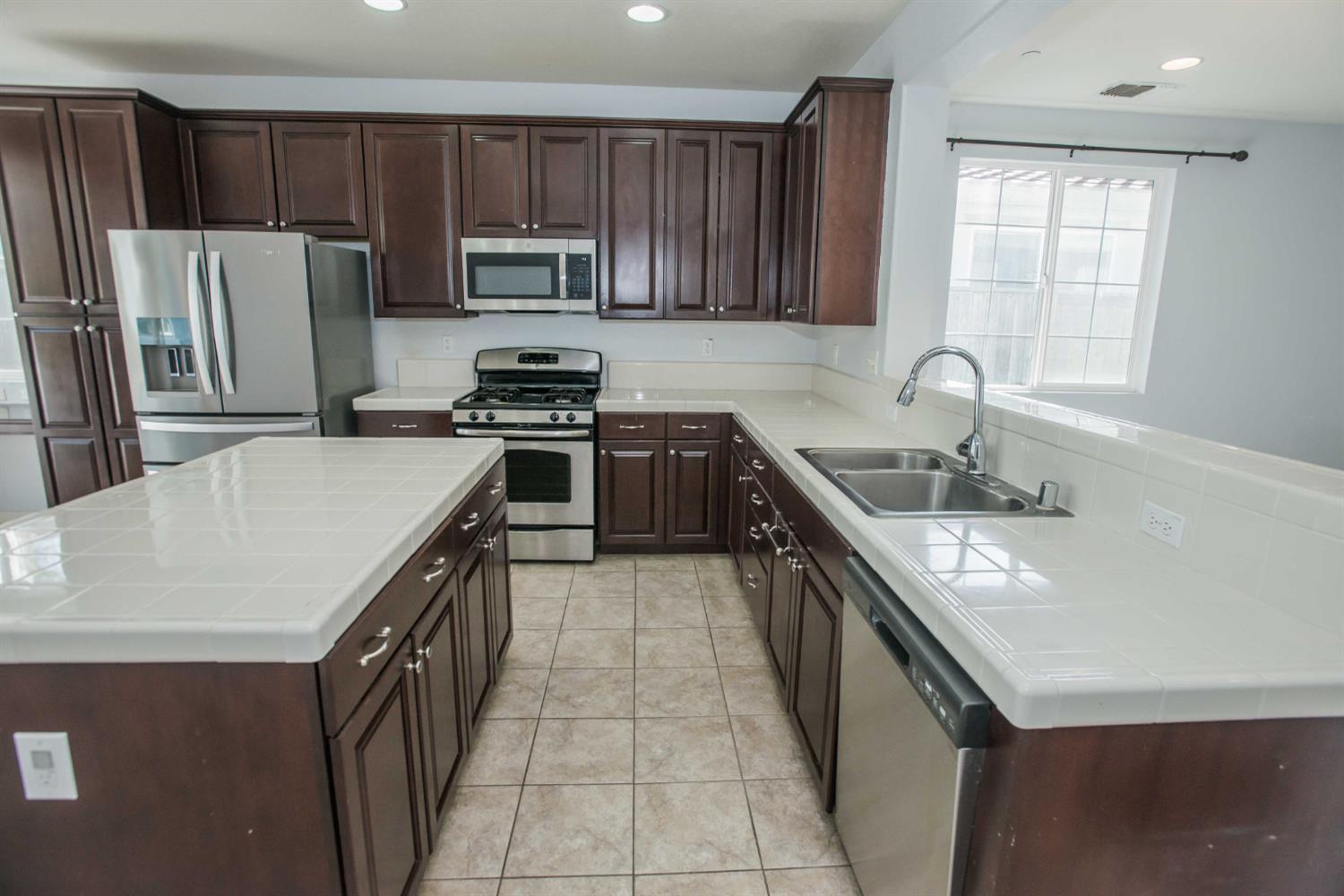 Detail Gallery Image 15 of 47 For 9916 Bluefin Way, Elk Grove,  CA 95757 - 4 Beds | 2 Baths