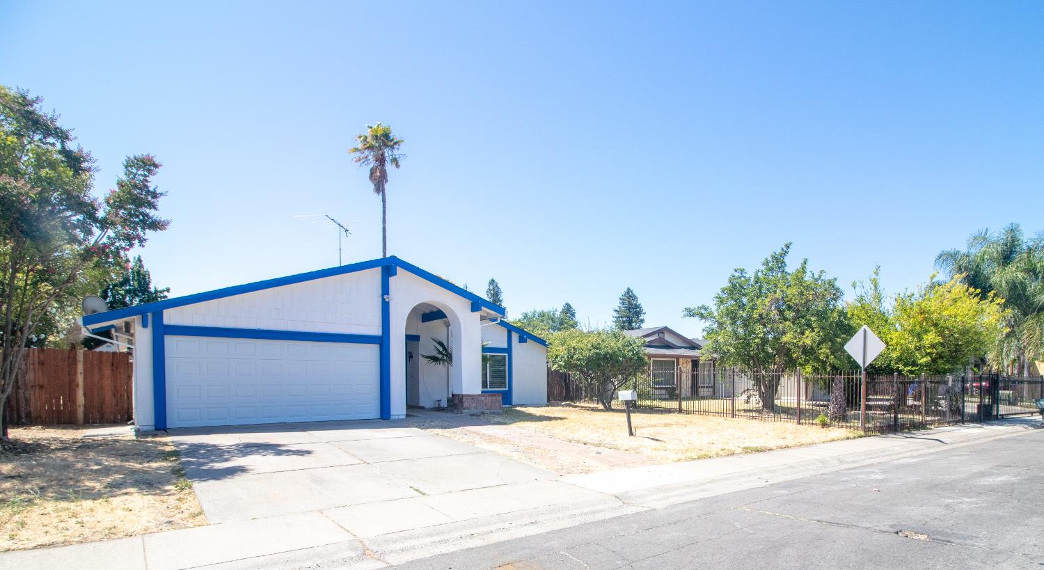 Detail Gallery Image 4 of 49 For 4300 Armadale Way, Sacramento,  CA 95823 - 3 Beds | 2 Baths