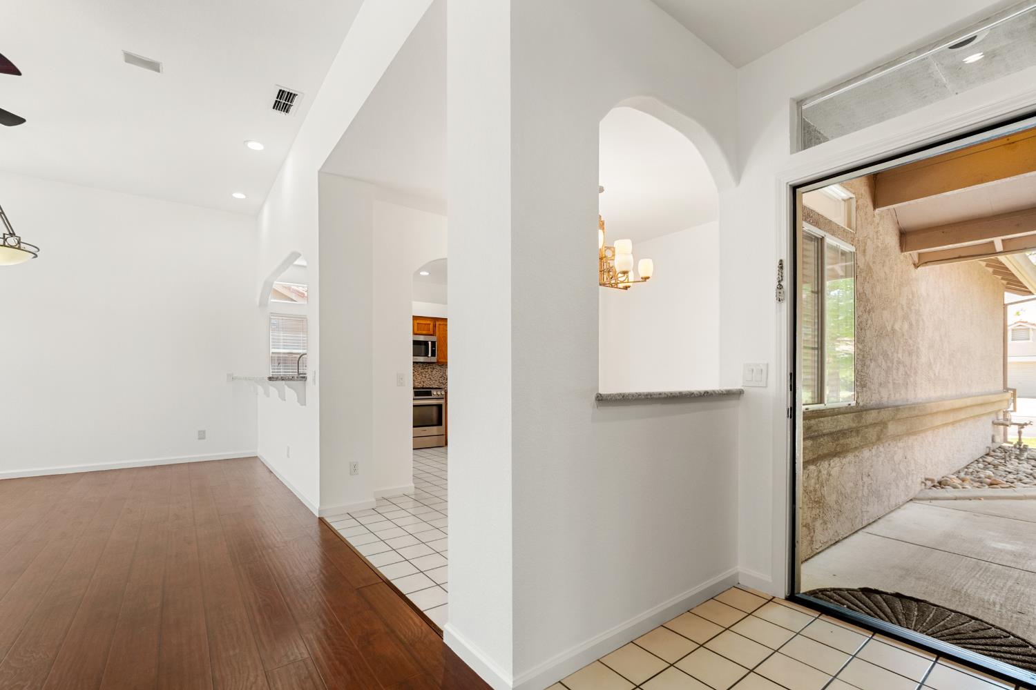 Detail Gallery Image 4 of 28 For 1929 Providence Way, Lodi,  CA 95242 - 4 Beds | 2 Baths