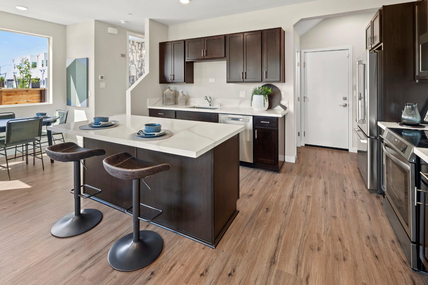 Detail Gallery Image 1 of 34 For 2037 Odin Walk, Sacramento,  CA 95835 - 3 Beds | 2/1 Baths
