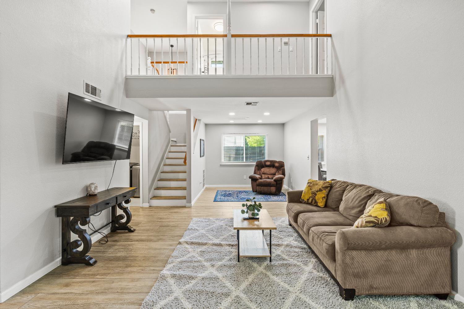 Detail Gallery Image 5 of 40 For 8932 Gemwood Way, Elk Grove,  CA 95758 - 3 Beds | 2/1 Baths