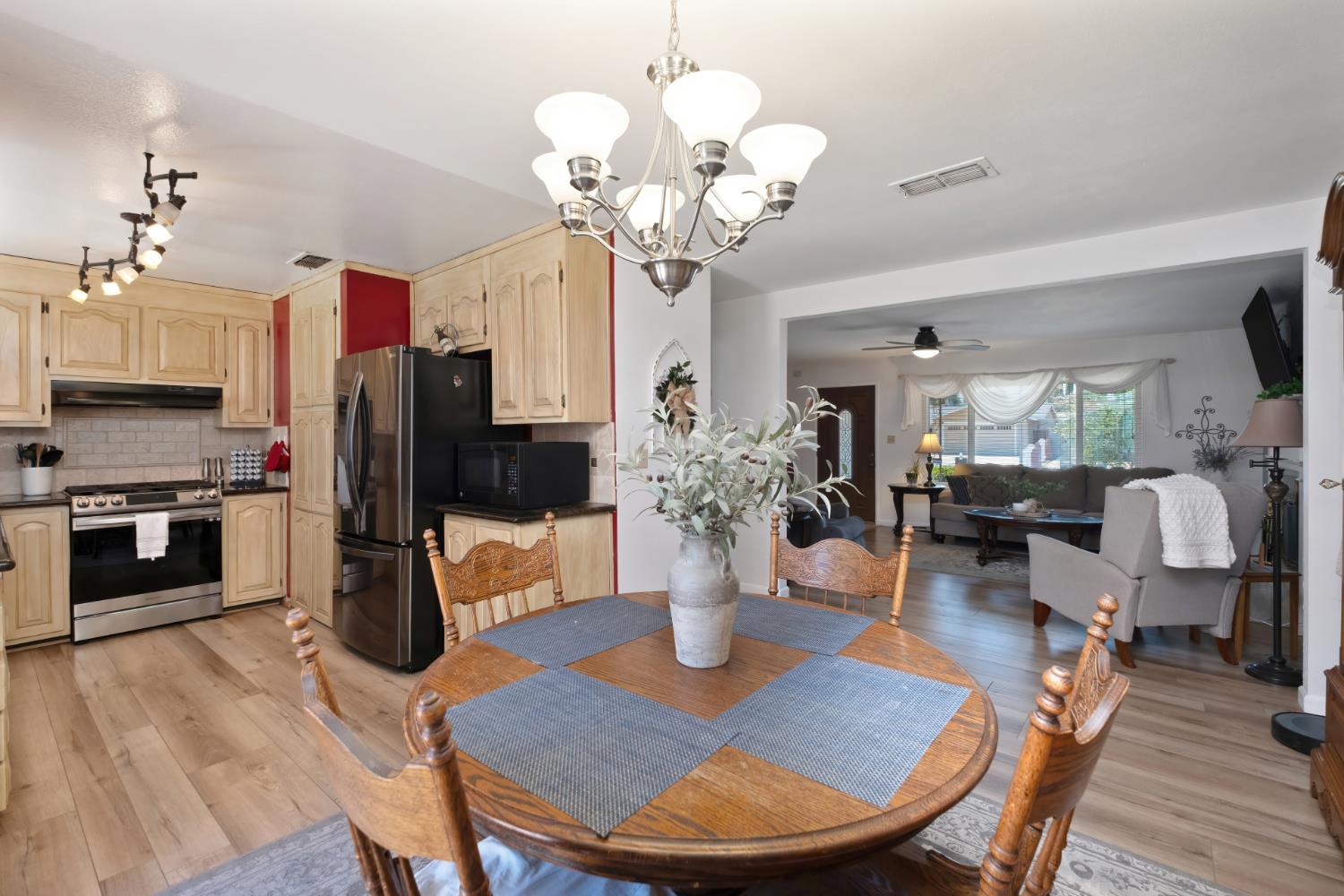 Detail Gallery Image 12 of 36 For 4209 Jump Ct, Sacramento,  CA 95826 - 5 Beds | 3 Baths