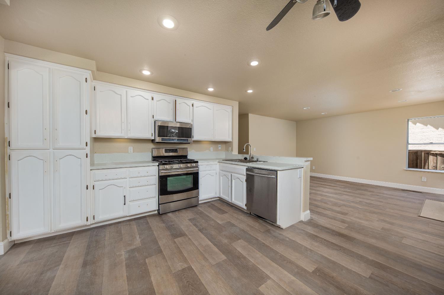 Detail Gallery Image 15 of 50 For 270 Camelot Dr, Tracy,  CA 95376 - 4 Beds | 3 Baths
