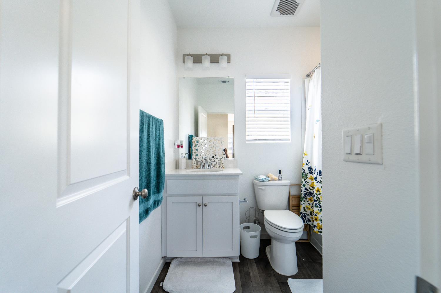 Detail Gallery Image 13 of 27 For 12204 Paint Horse Ct, Rancho Cordova,  CA 95742 - 3 Beds | 2/1 Baths